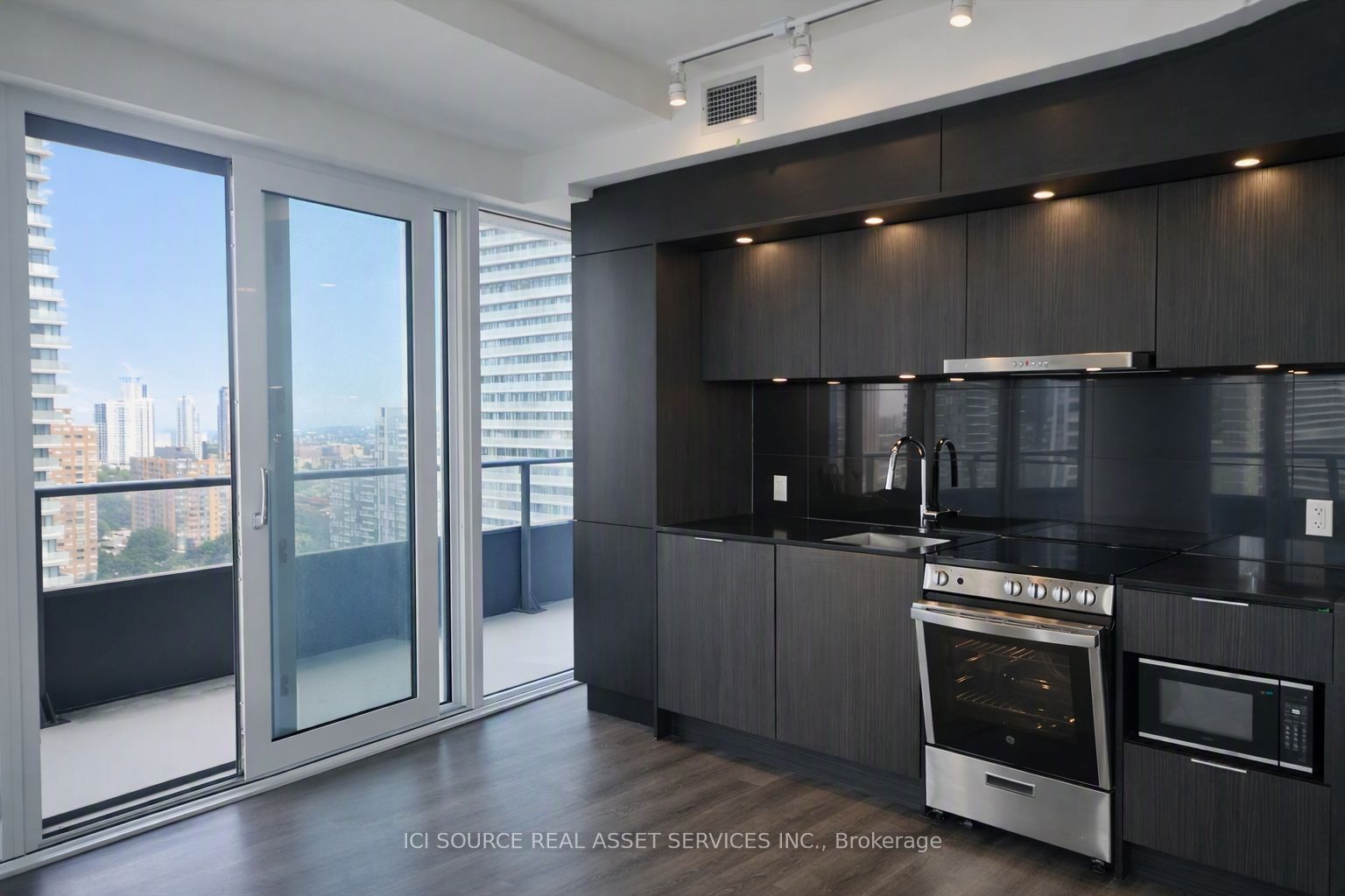 448 Burnhamthorpe Road 1804, Mississauga, ON L5B 0R4 photo 4
