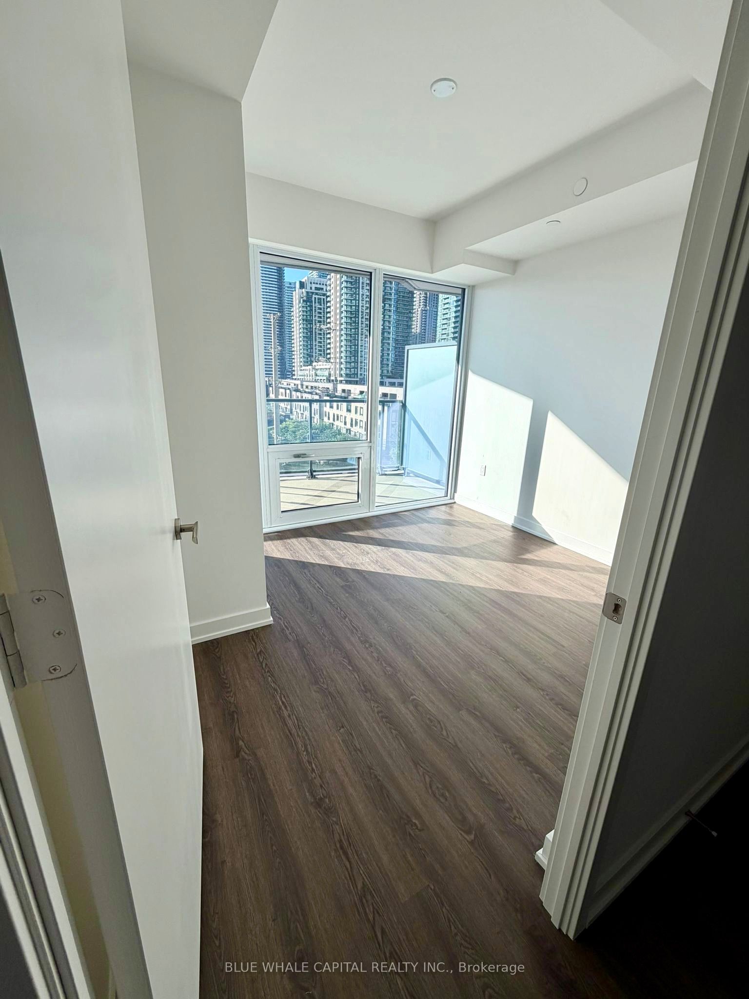 448 Burnhamthorpe Road 402, Mississauga, ON L5B 0R4 photo 3
