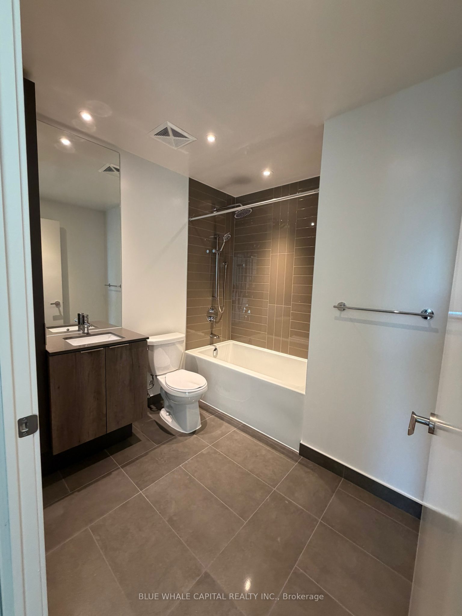448 Burnhamthorpe Road 402, Mississauga, ON L5B 0R4 photo 4