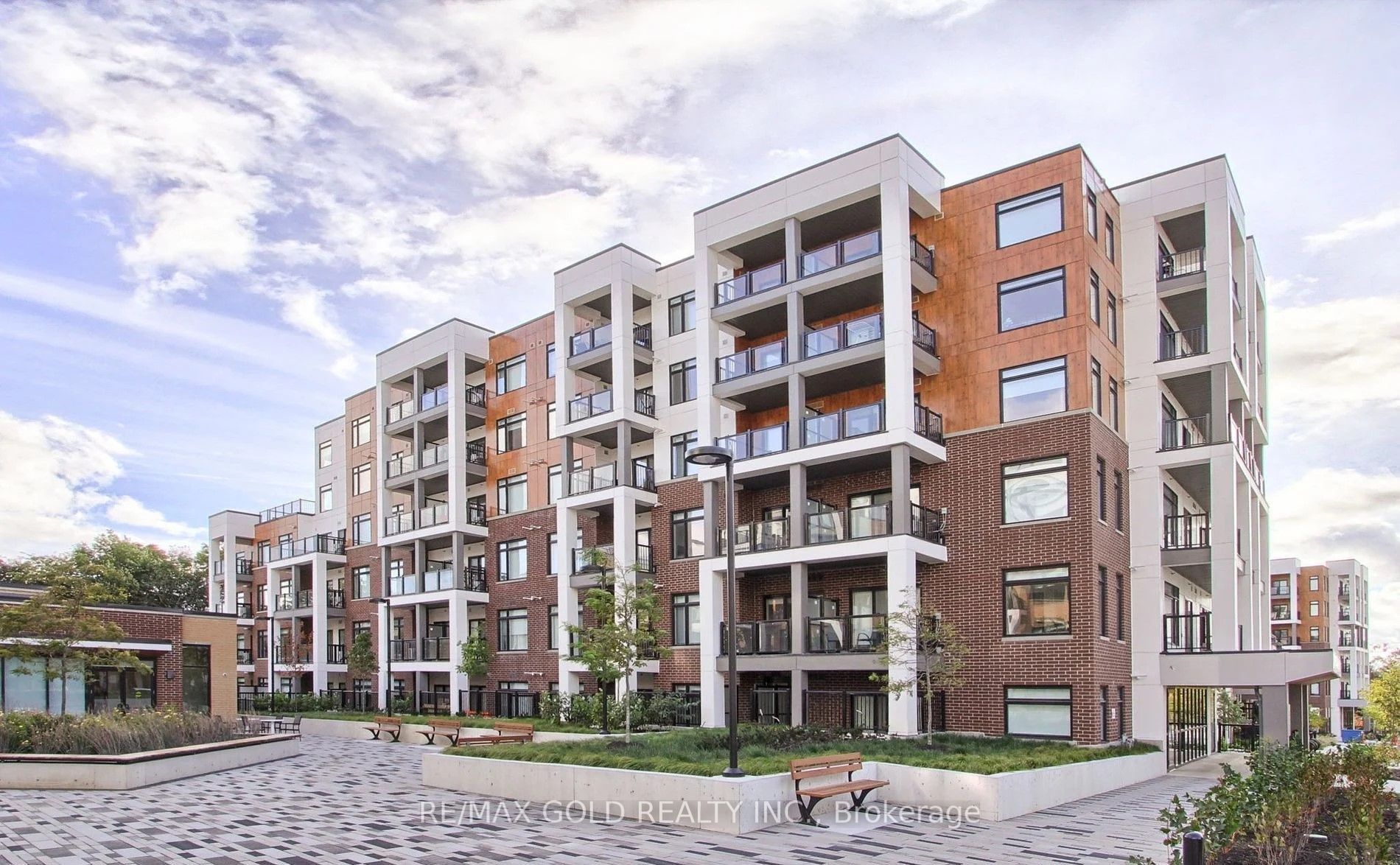 135 Canon  Jackson Drive 401, Toronto, ON M6M 0C3