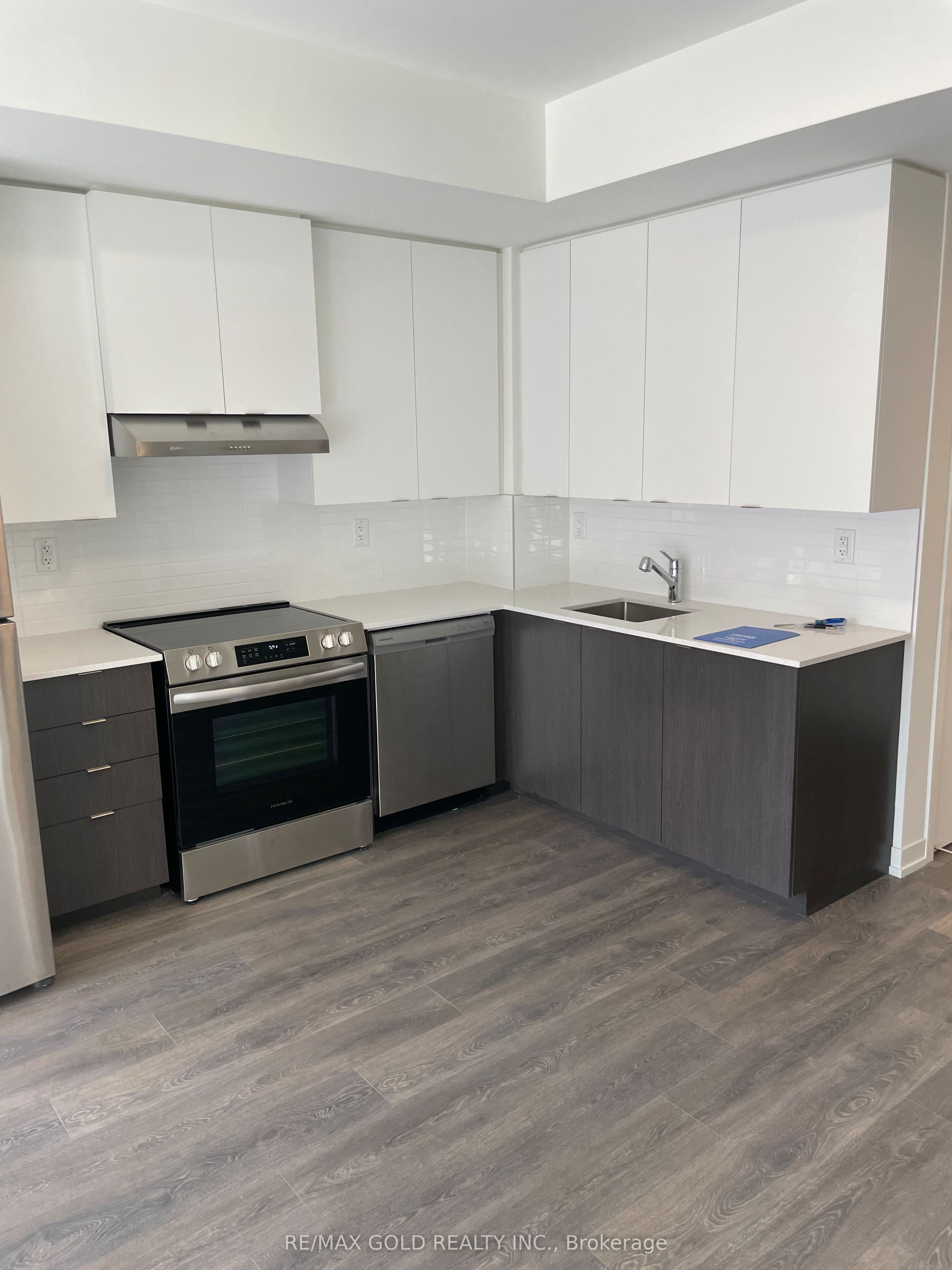 135 Canon  Jackson Drive 401, Toronto, ON M6M 0C3 photo 4