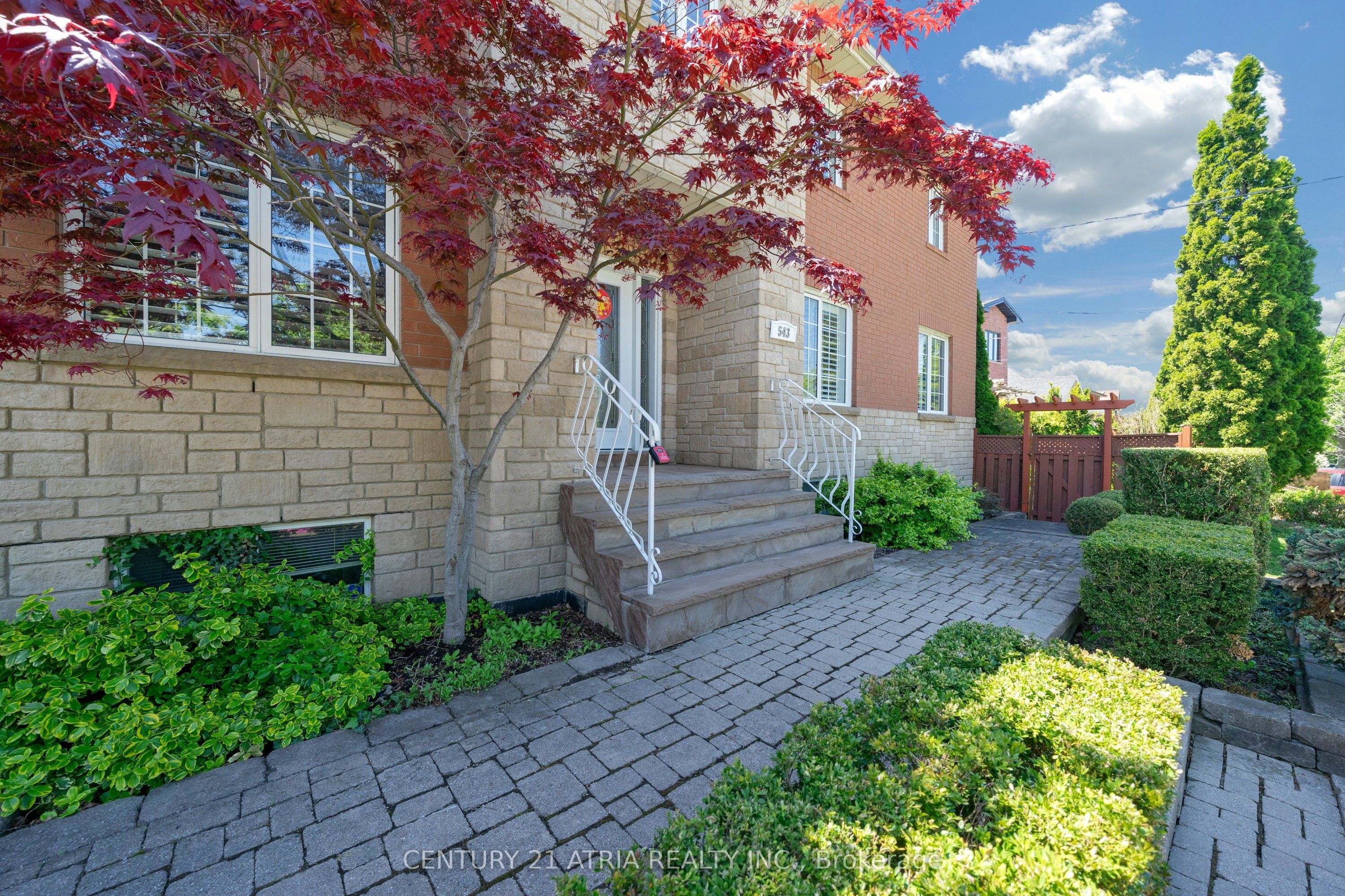 543 S Queens Drive, Toronto, ON M6L 1M9 photo 5