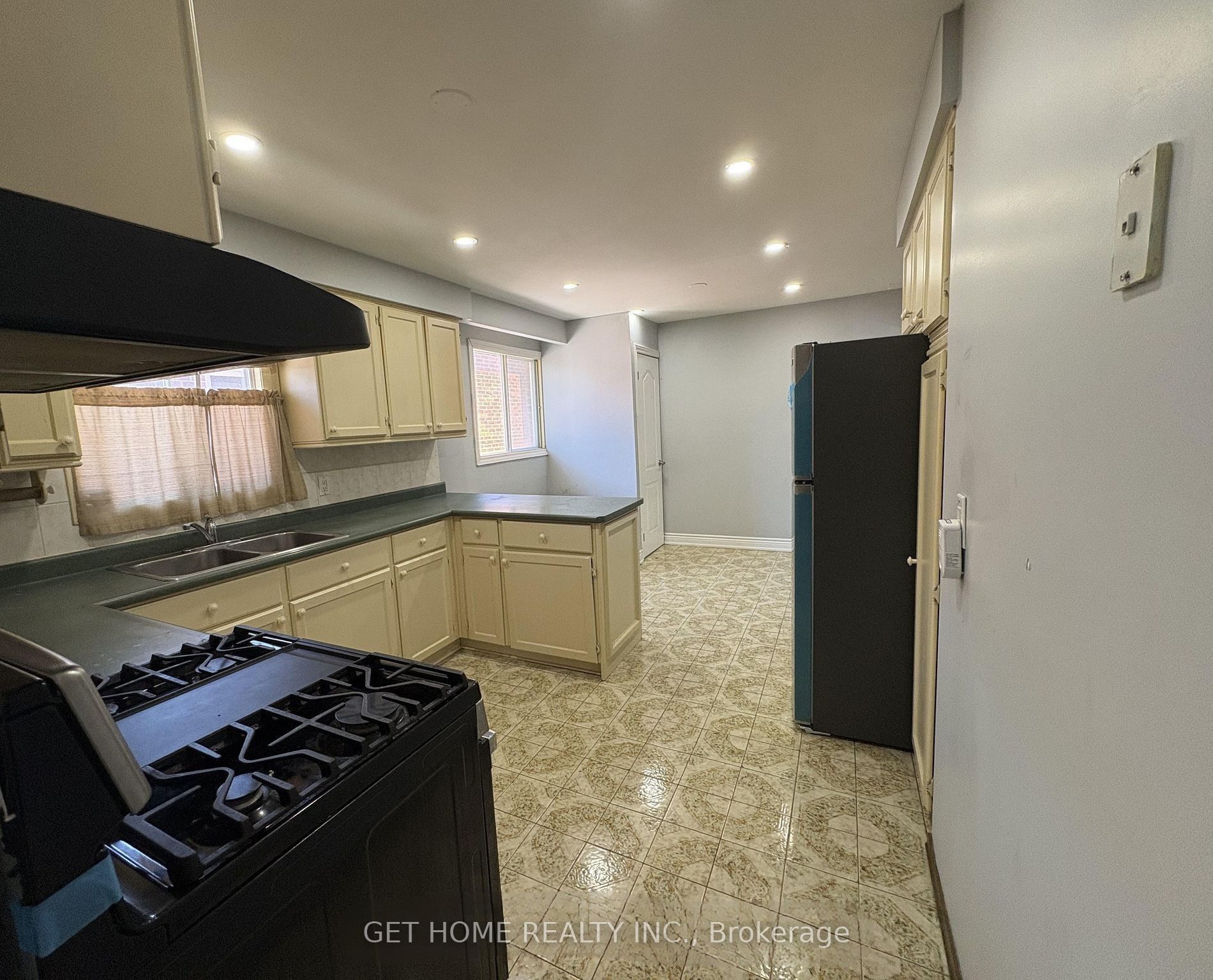 55 Major Oaks Drive #Main, Brampton, ON L6V 3K1 photo 2
