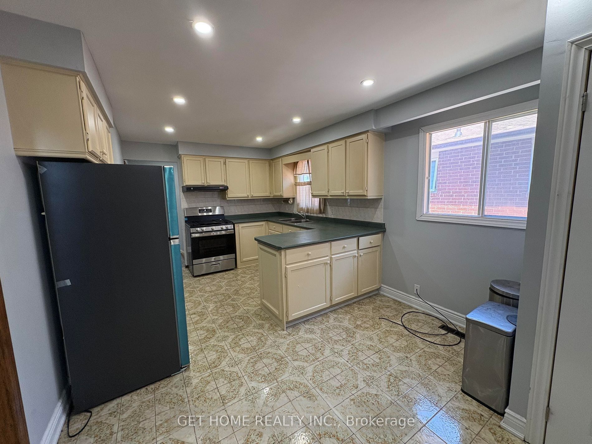 55 Major Oaks Drive #Main, Brampton, ON L6V 3K1 photo 3