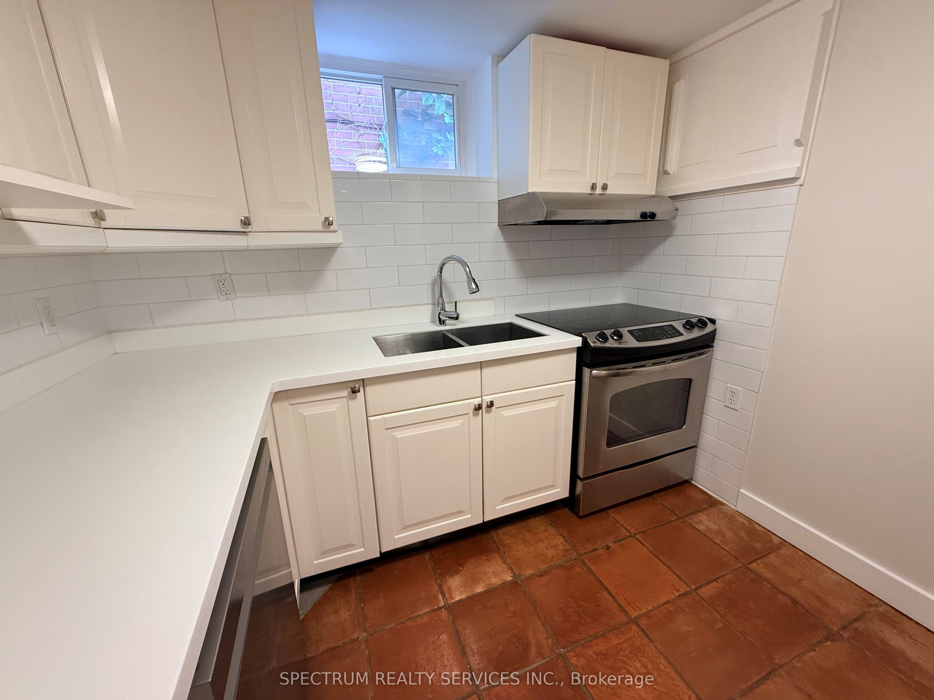 172 Queenslea Avenue Lower, Toronto, ON M9N 2L3 photo 2