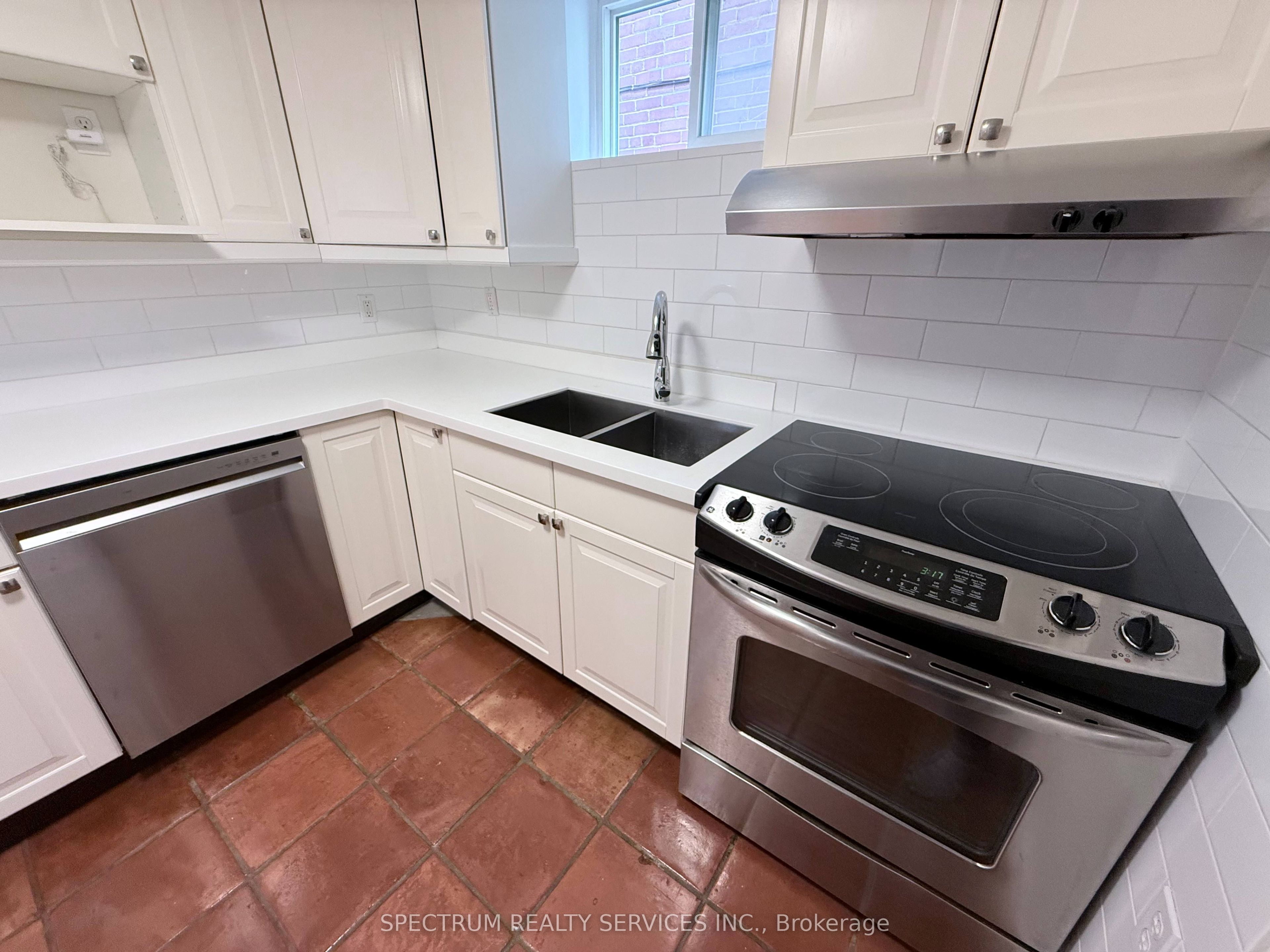 172 Queenslea Avenue Lower, Toronto, ON M9N 2L3 photo 3