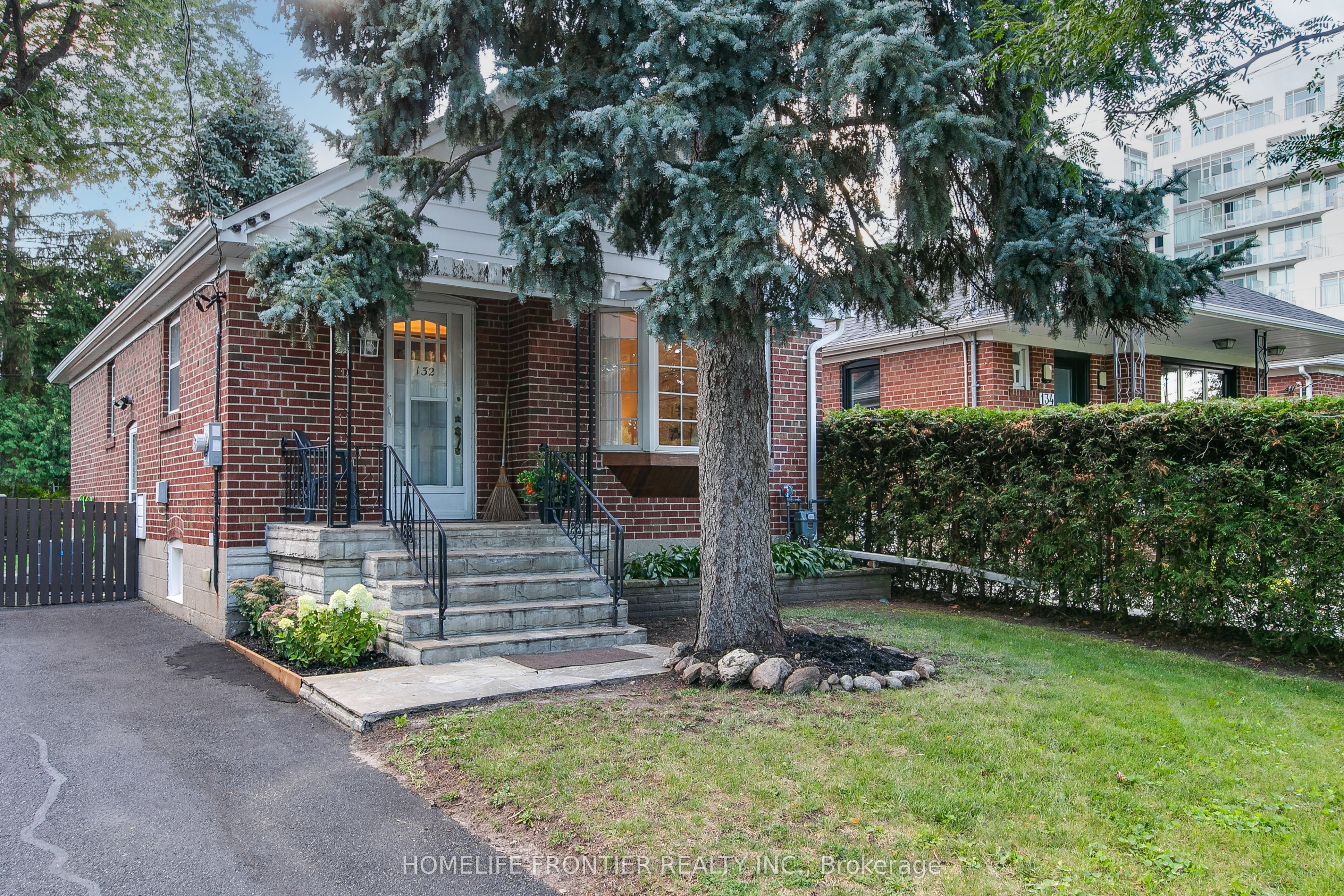 132 Wesley Street, Toronto, ON M8Y 2X1