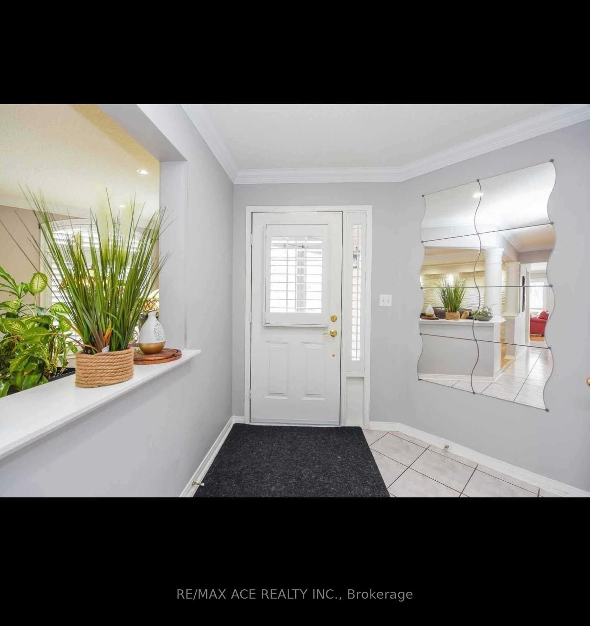 1079 Bluehorn Boulevard Main, Mississauga, ON L5V 2J9 photo 2
