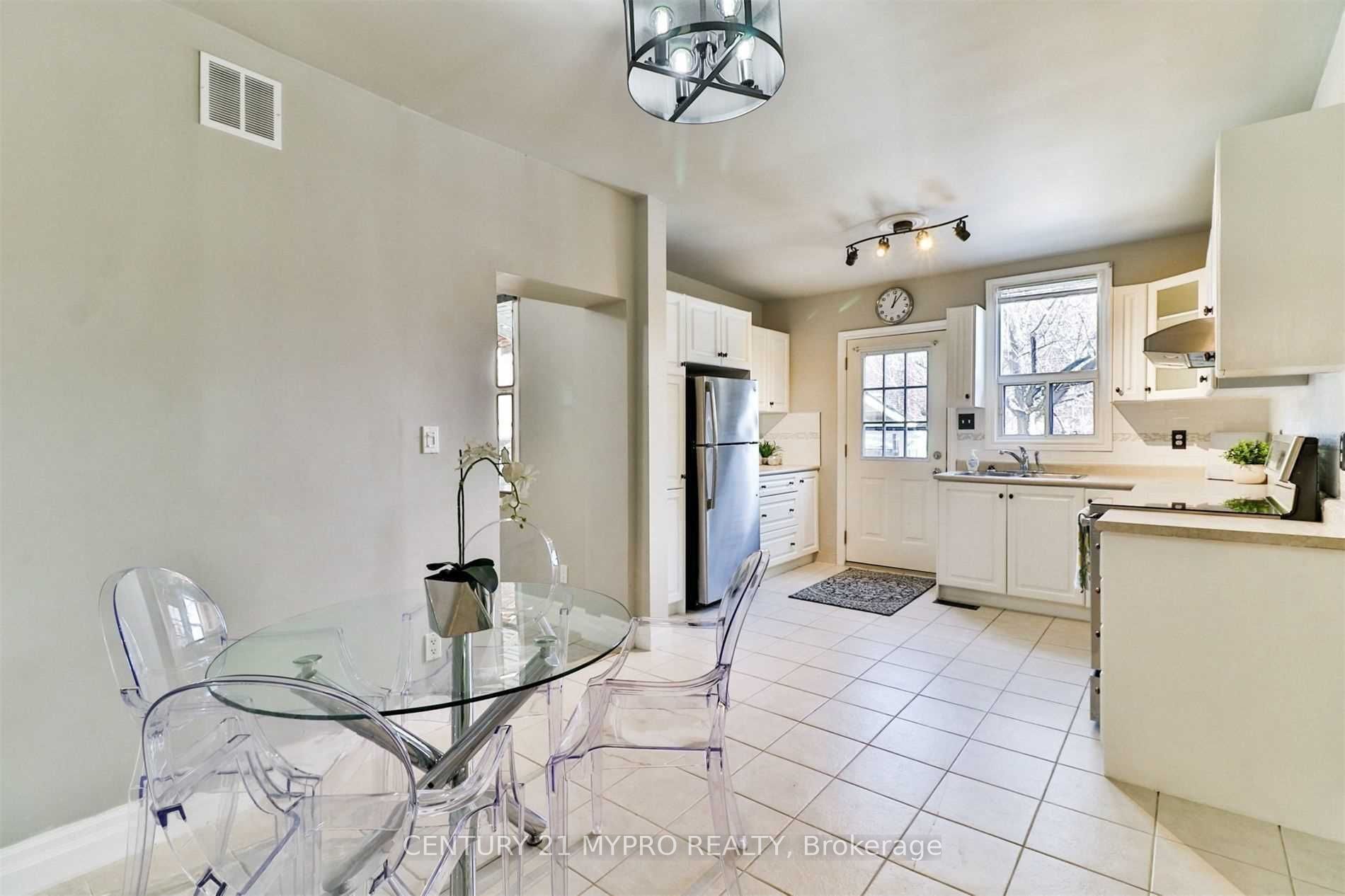 1111 Dufferin Street, Toronto, ON M6H 4B5 photo 2