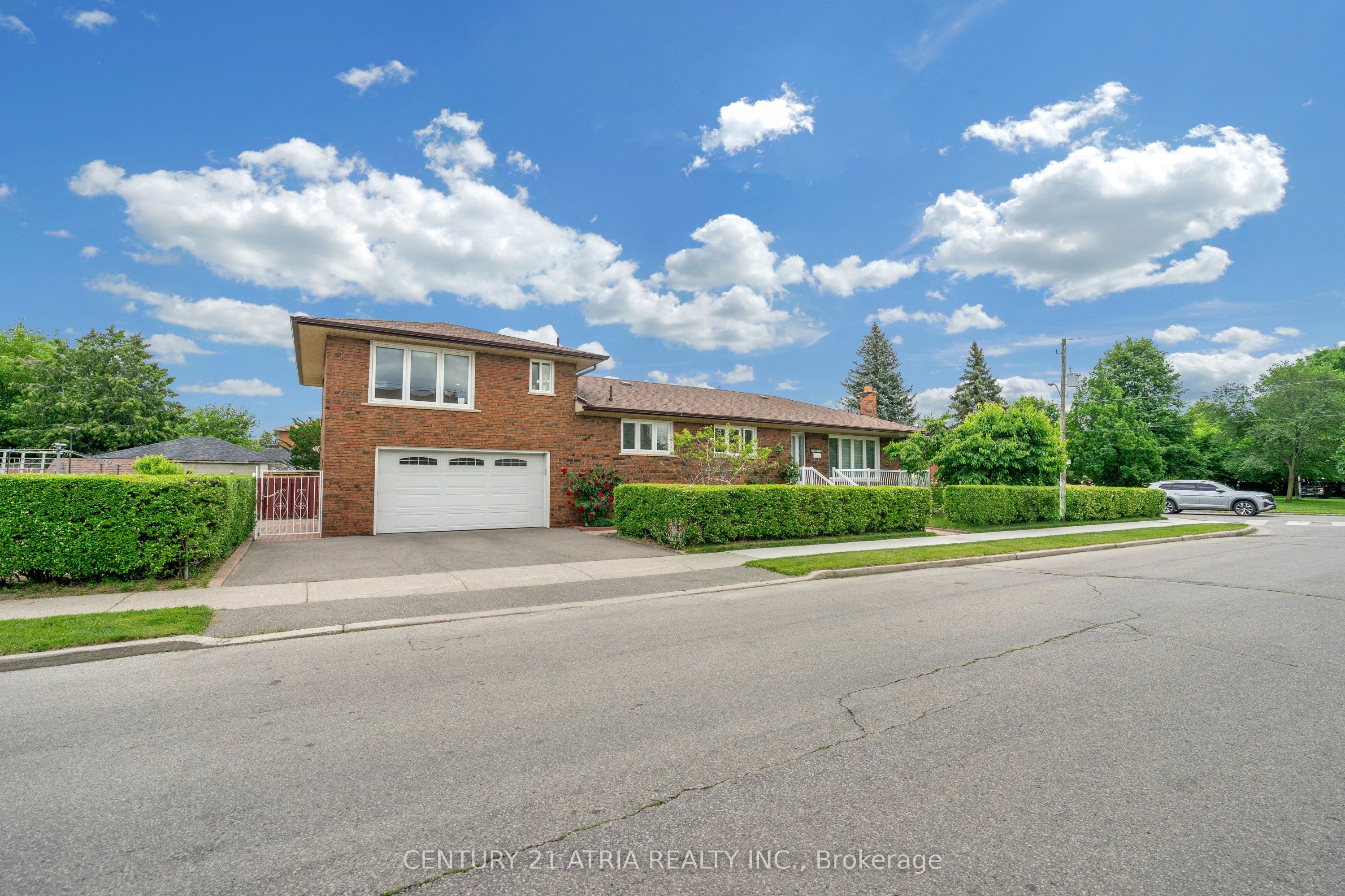 110 Harding Avenue, Toronto, ON M6M 3A6 photo 2