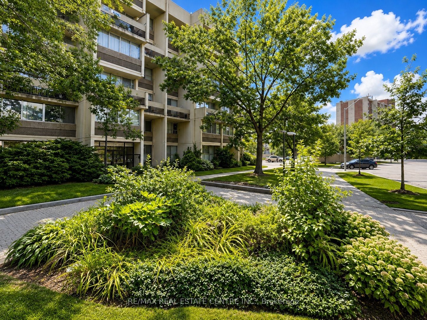 1300 Marlborough Court 516, Oakville, ON L6H 2S2 photo 2