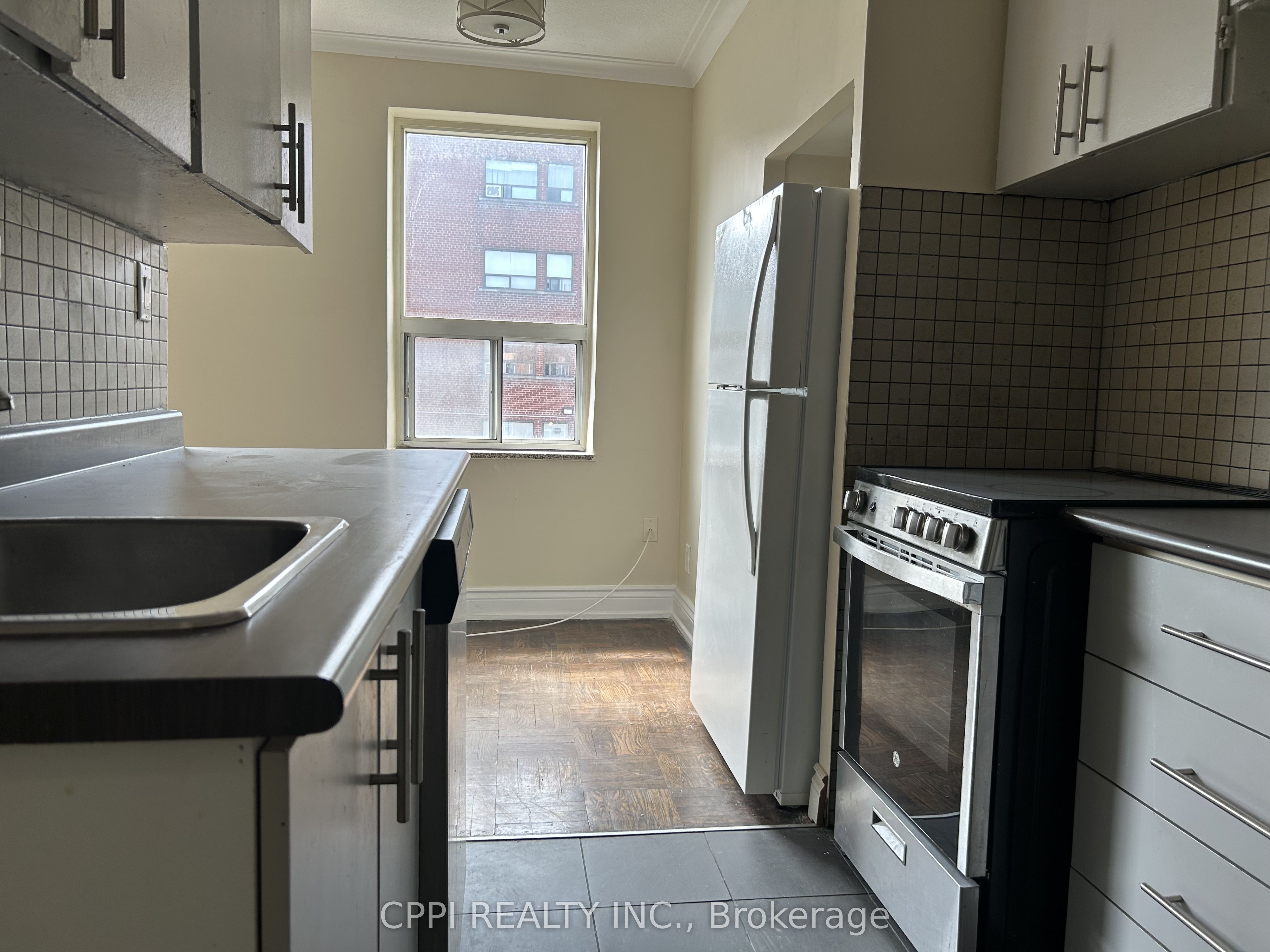 3 Hill Heights Road 202, Toronto, ON M8Y 1Z1 photo 2