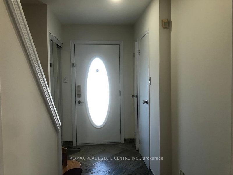 1538 Cuthbert Avenue, Mississauga, ON L5M 3R5 photo 2