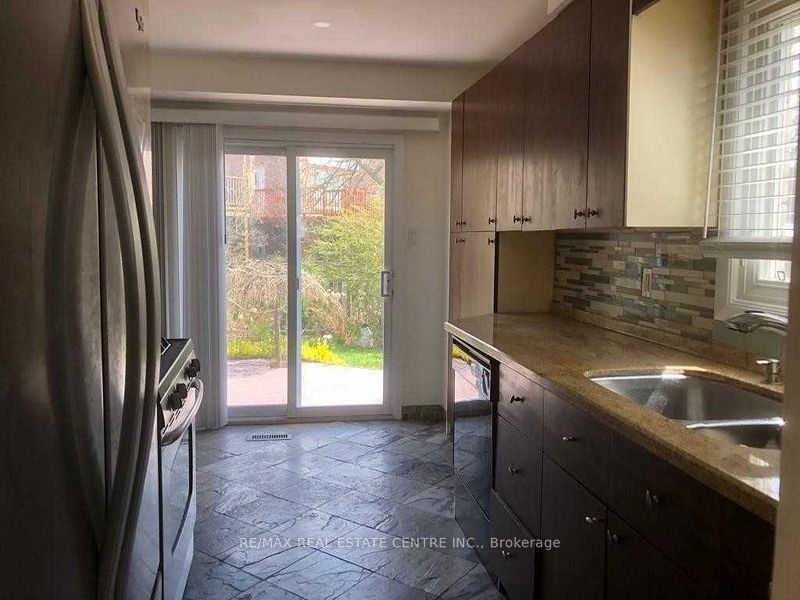 1538 Cuthbert Avenue, Mississauga, ON L5M 3R5 photo 4