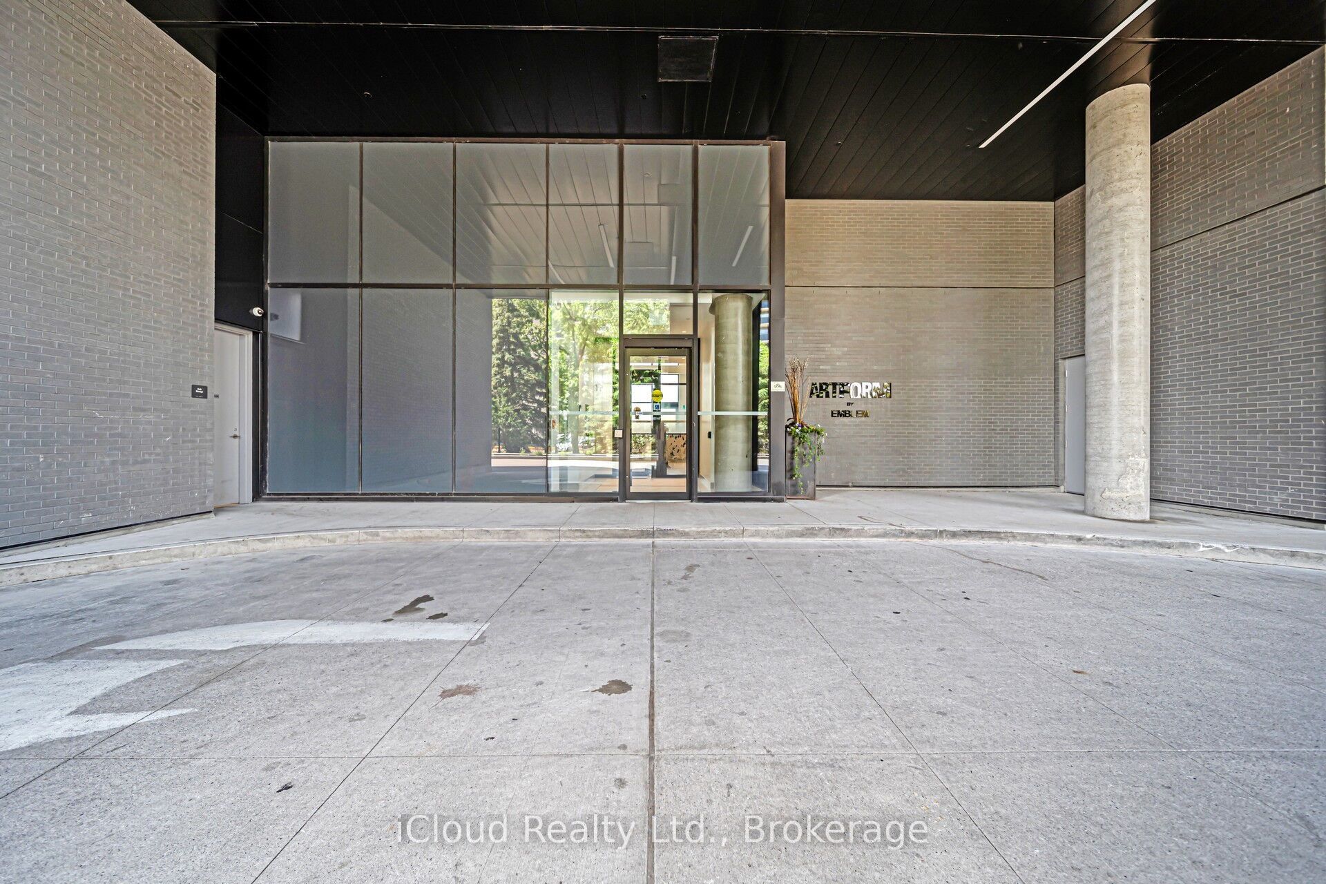 86 Dundas Street E 1714, Mississauga, ON L5A 0B1 photo 3