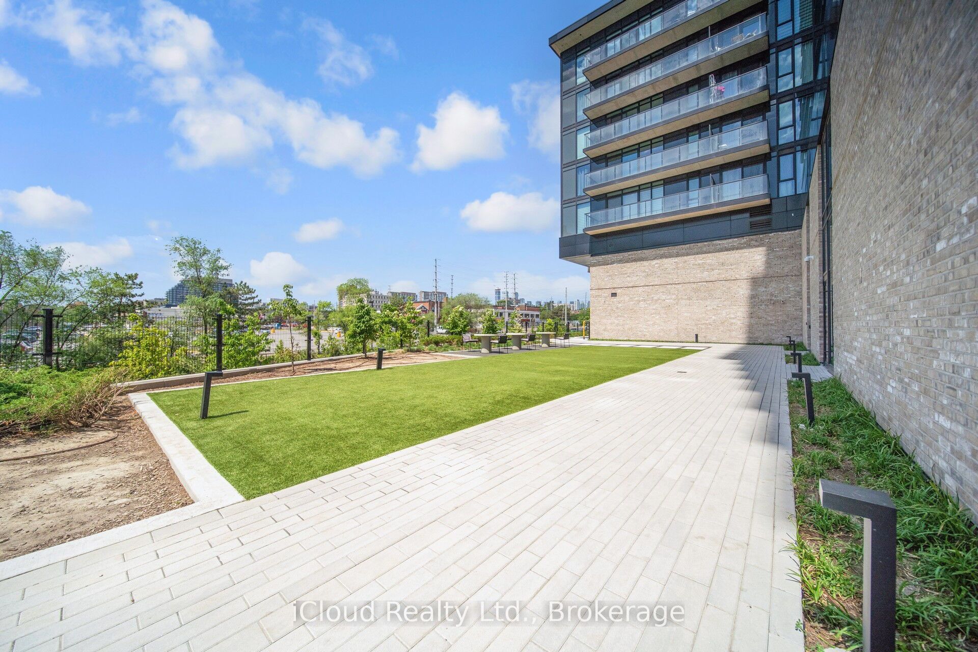 86 Dundas Street E 1714, Mississauga, ON L5A 0B1 photo 4