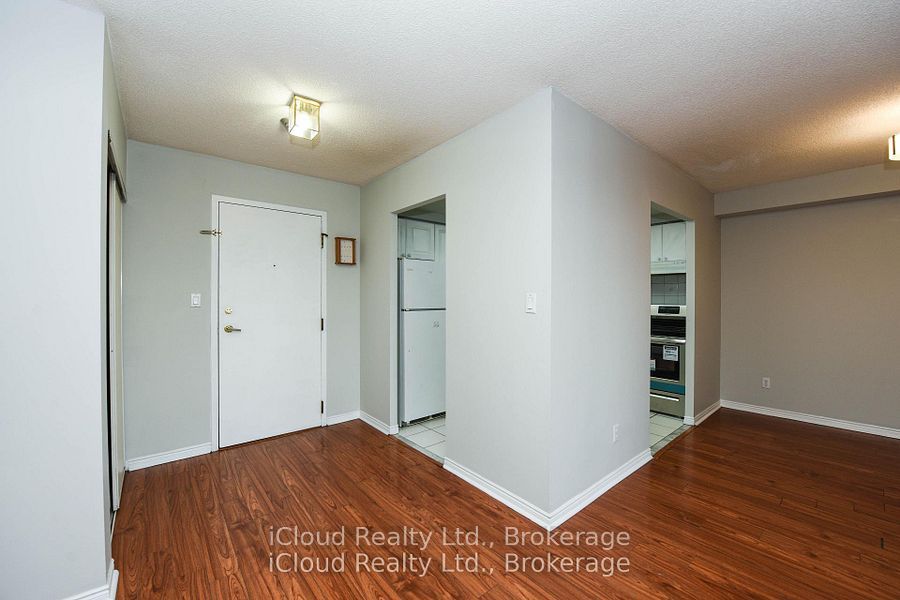 135 Hillcrest Avenue 1512, Mississauga, ON L5B 4B1 photo 3