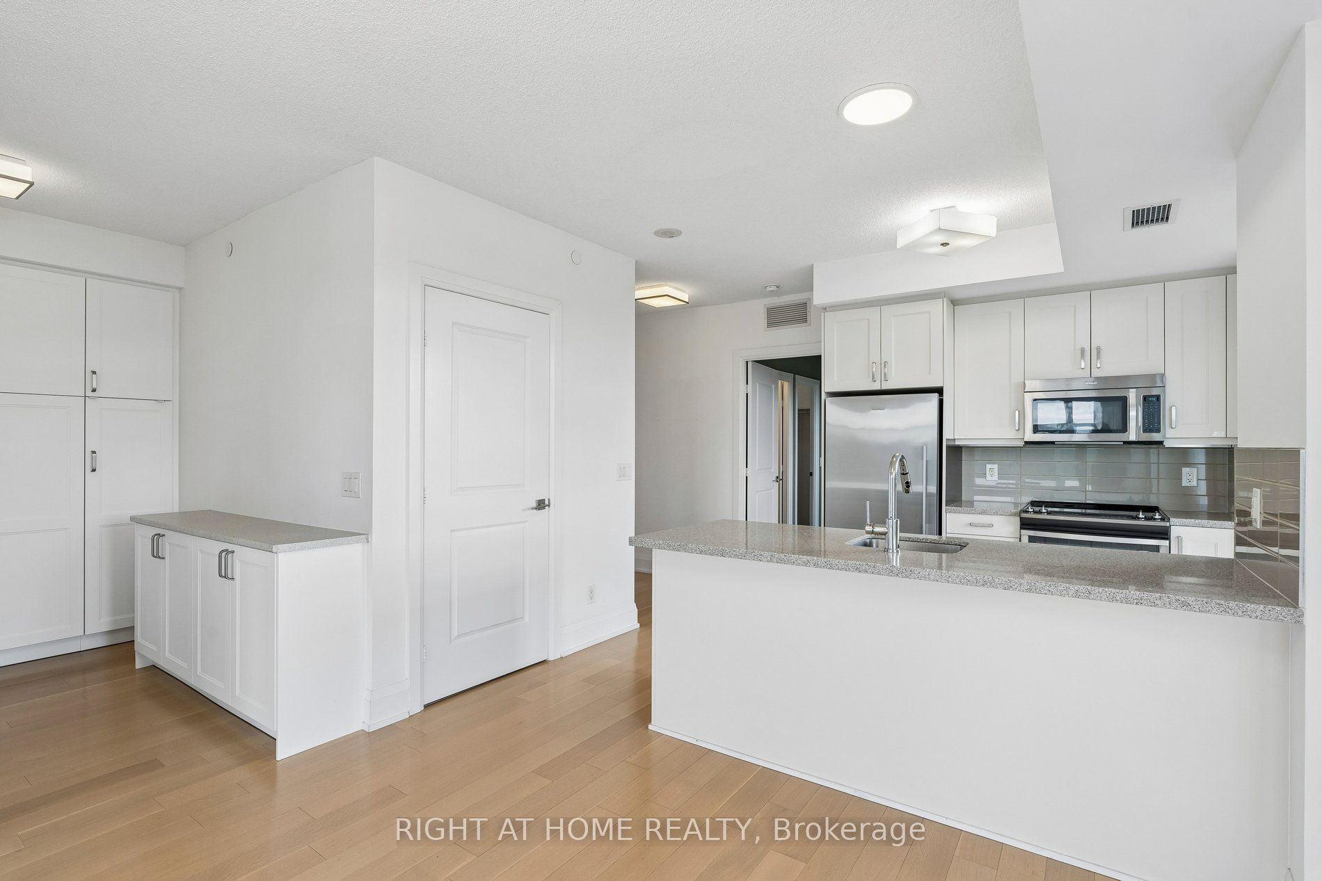 2 Old Mill Drive 717, Toronto, ON M6S 0A2 photo 5