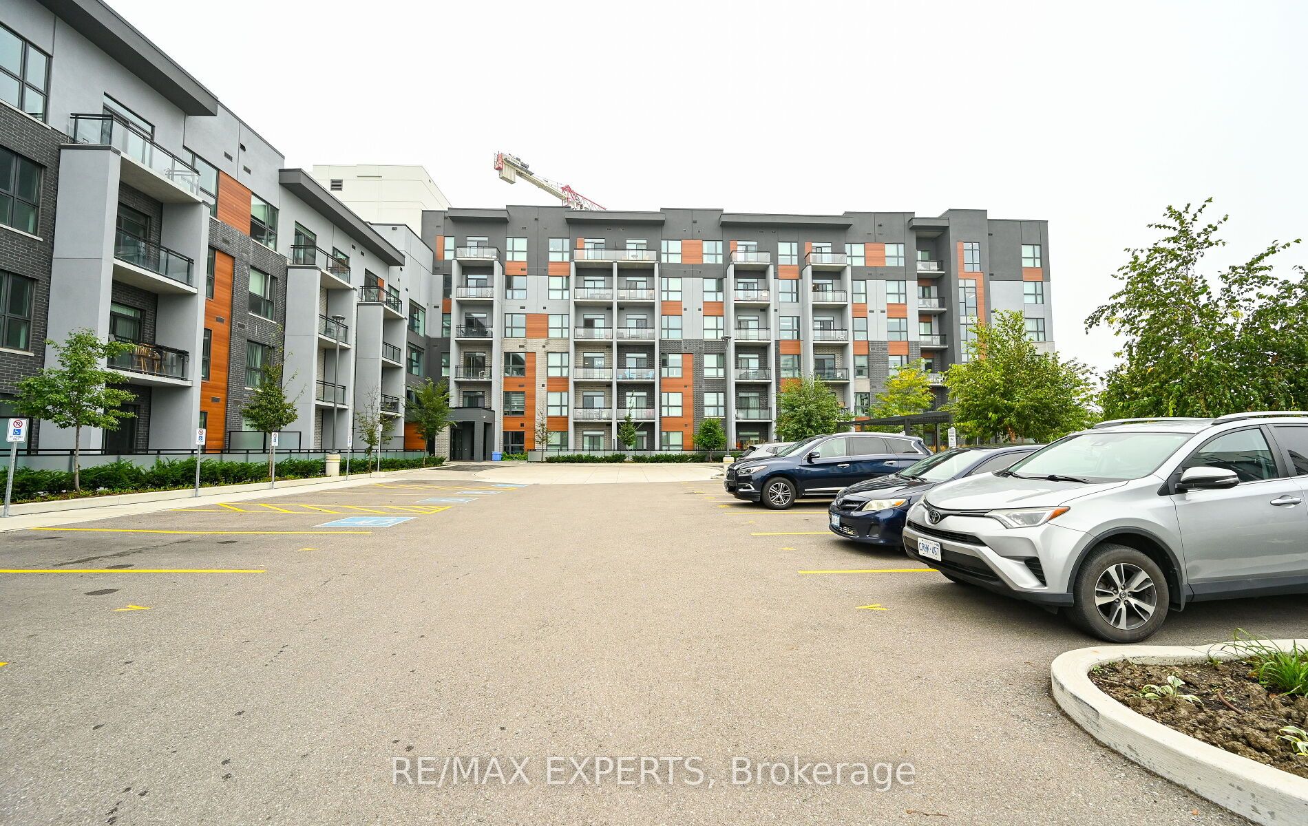 95 Dundas Street W 211, Oakville, ON L6M 5N4