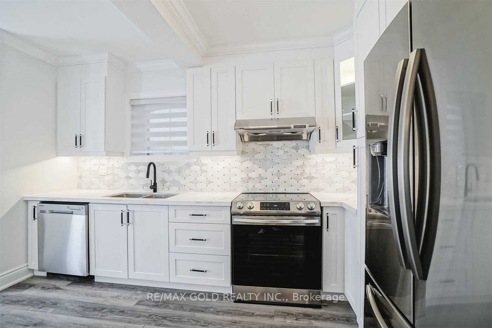 4 Adamson Street S, Halton Hills, ON L0P 0A2 photo 2