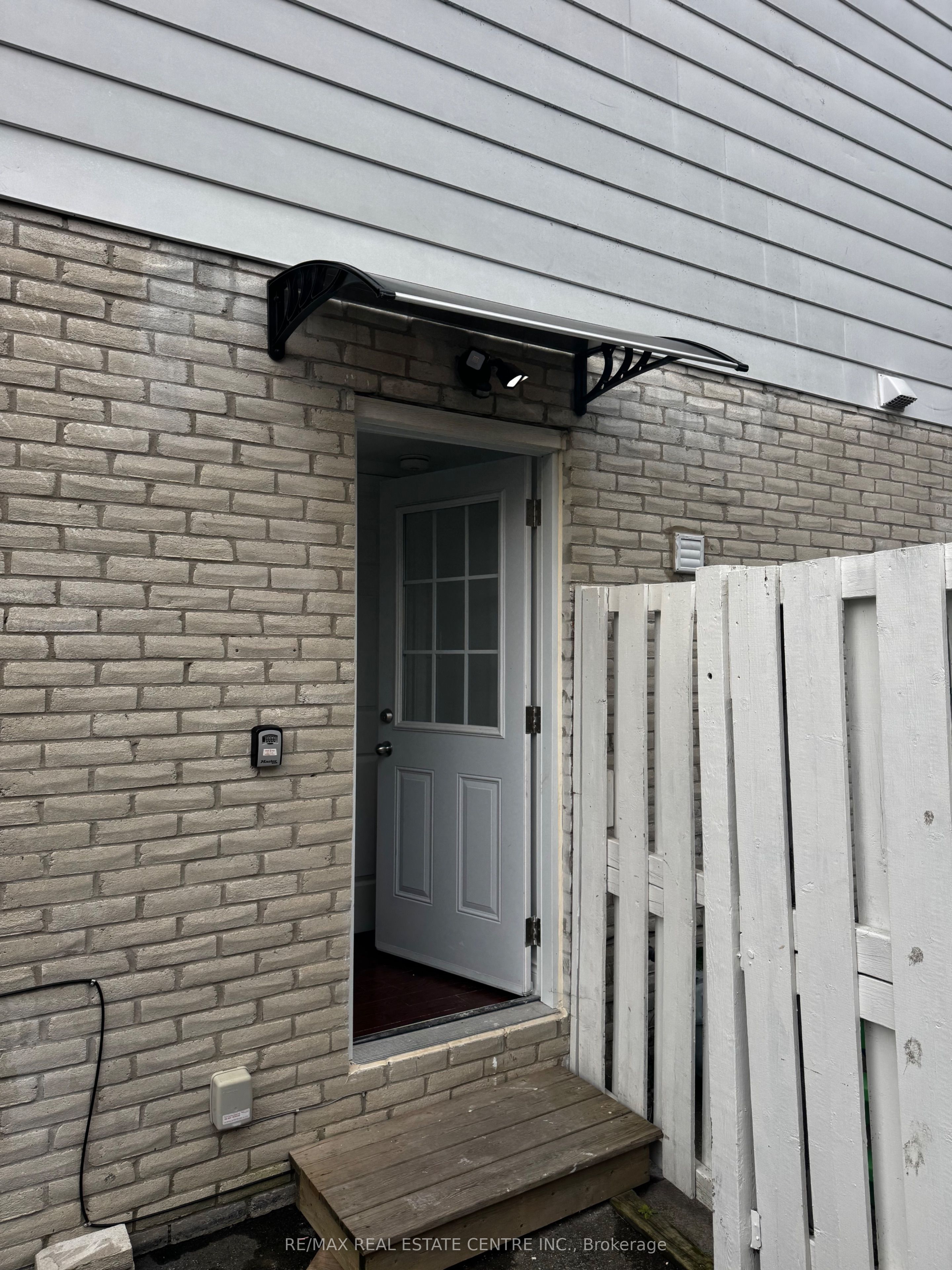 1025 Blairholm Avenue Lower Level, Mississauga, ON L5C 1G5 photo 3