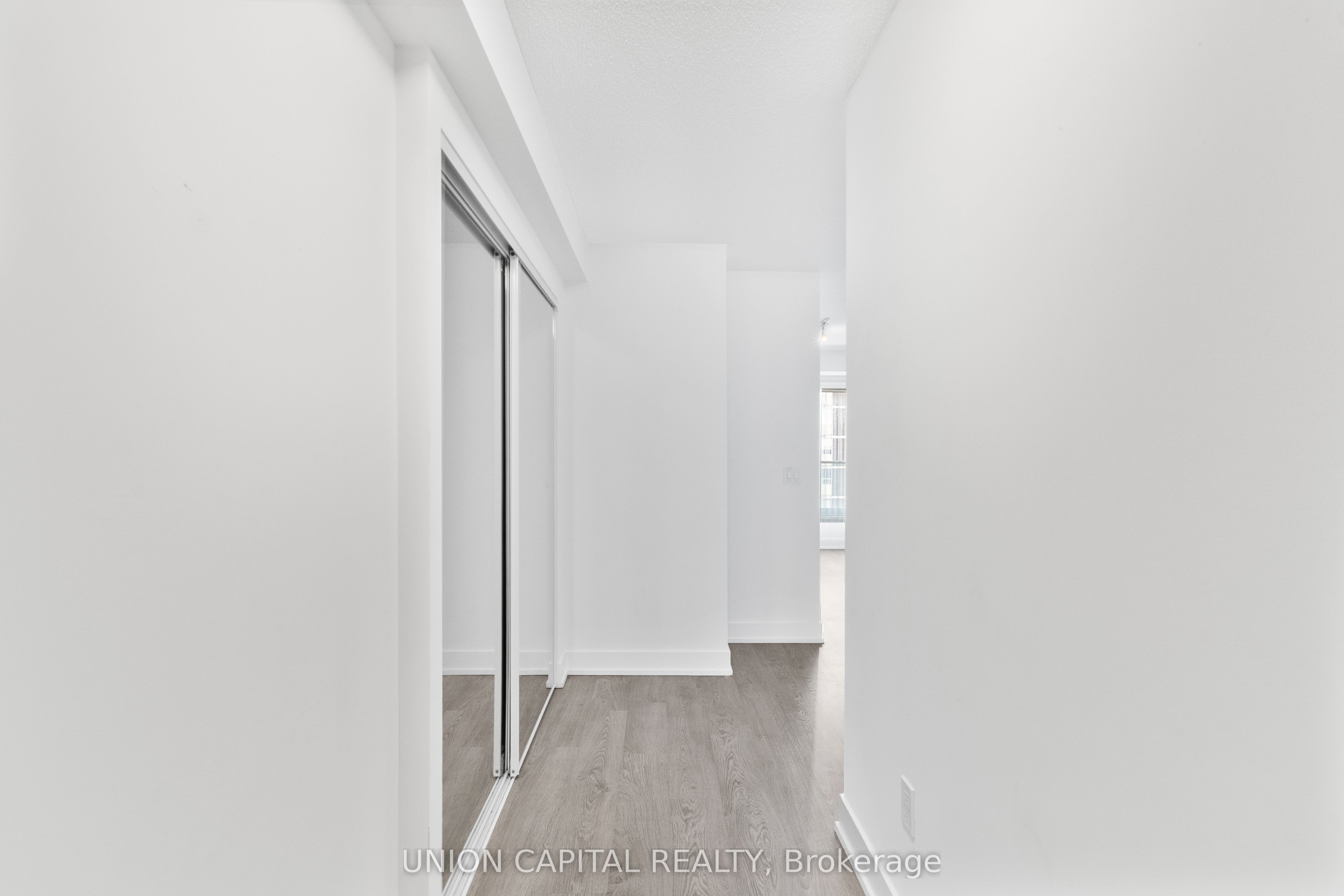 9 Mabelle Avenue 2326, Toronto, ON M9A 0E1 photo 4