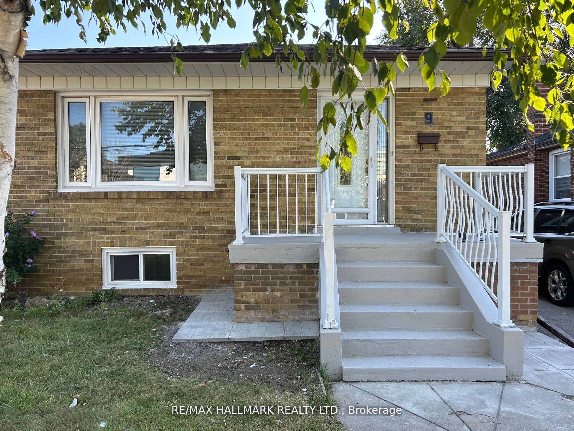 9 Macleod Street Main, Toronto, ON M6L 2M7 photo 2