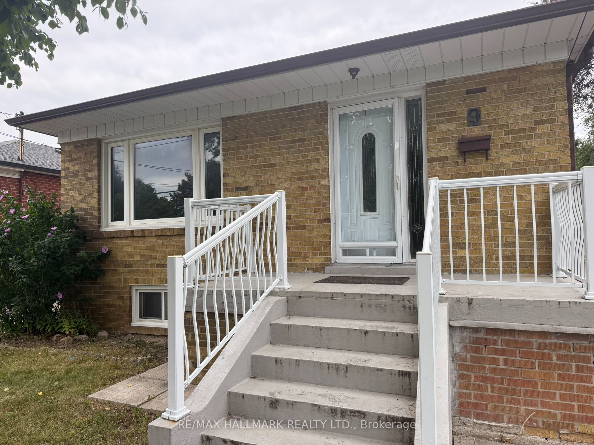 9 Macleod Street Main, Toronto, ON M6L 2M7 photo 3