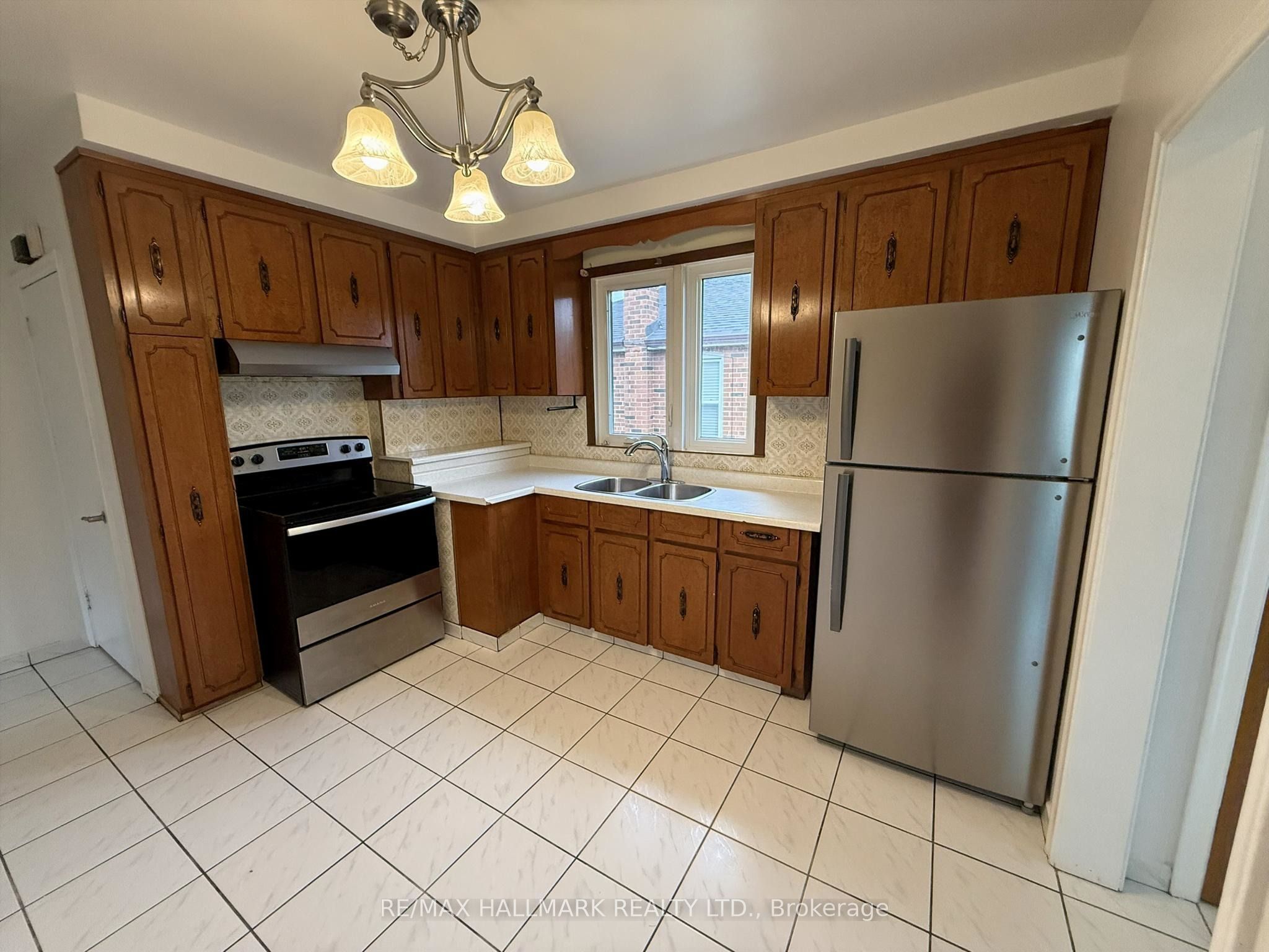 9 Macleod Street Main, Toronto, ON M6L 2M7 photo 4