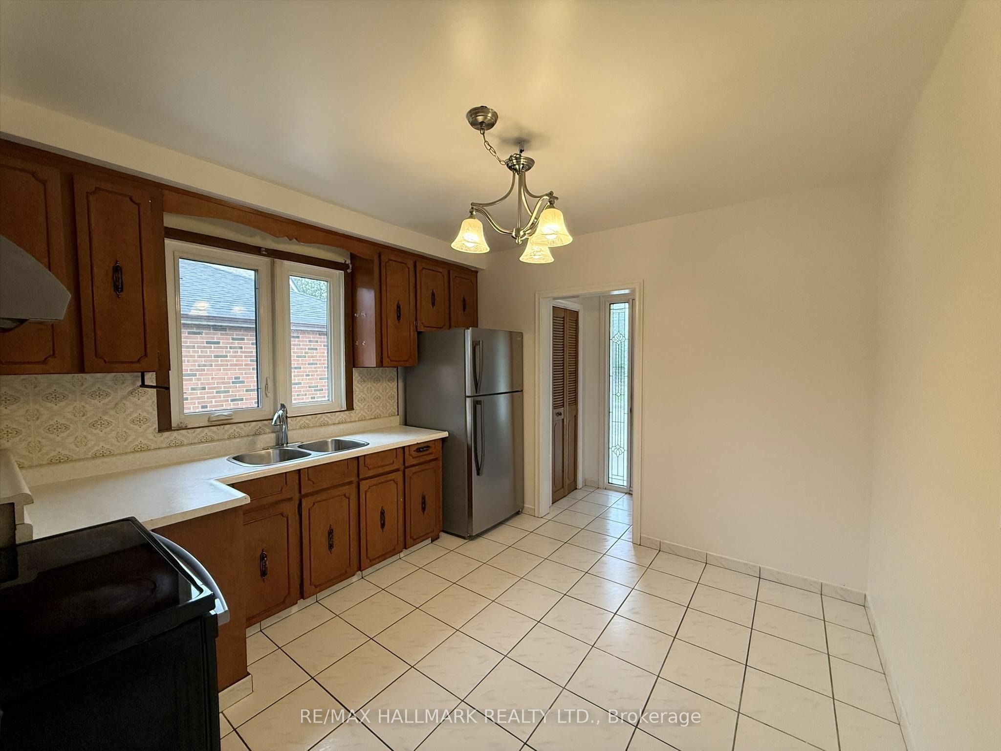 9 Macleod Street Main, Toronto, ON M6L 2M7 photo 5