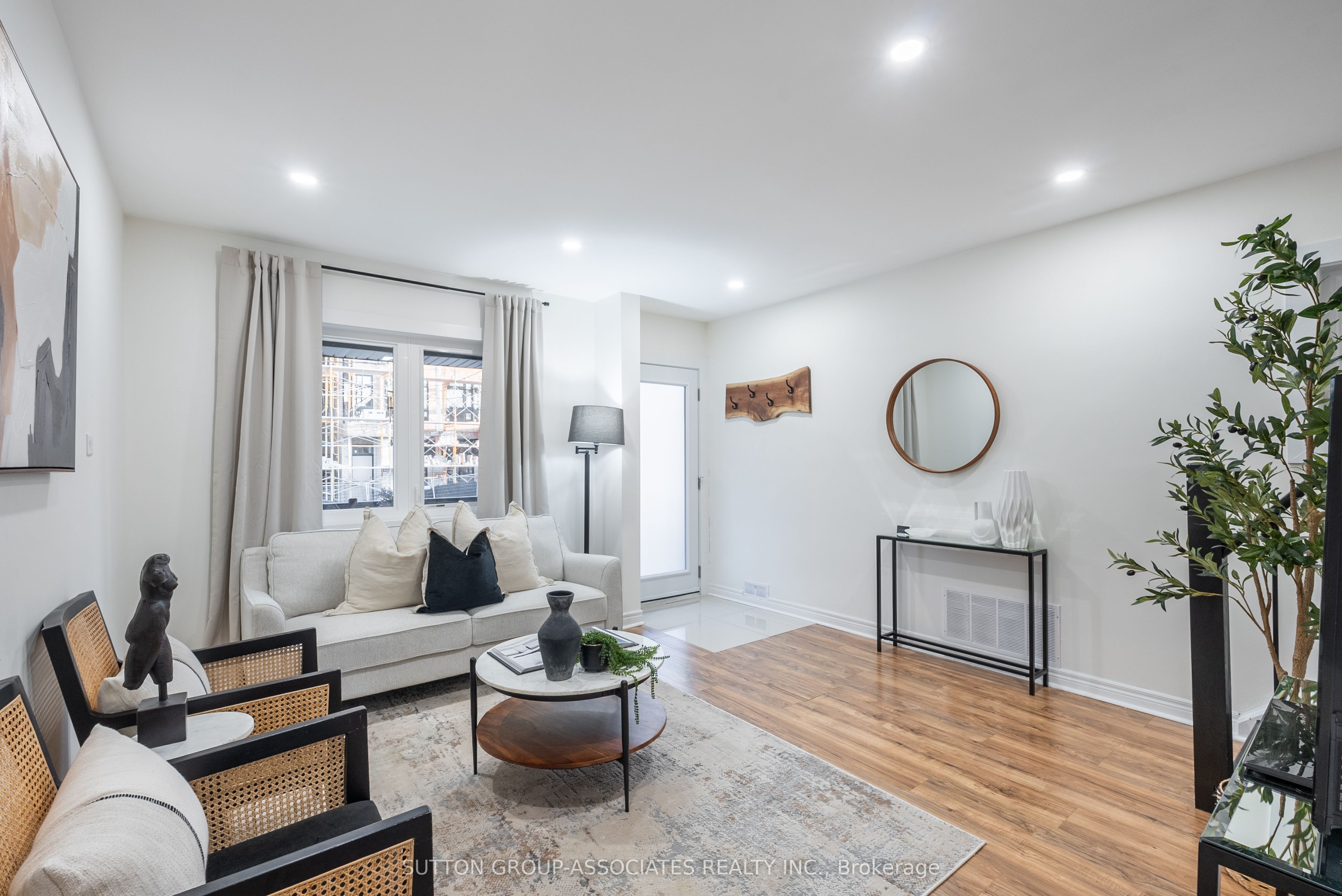 10 Innes Avenue, Toronto, ON M6E 1M8 photo 3