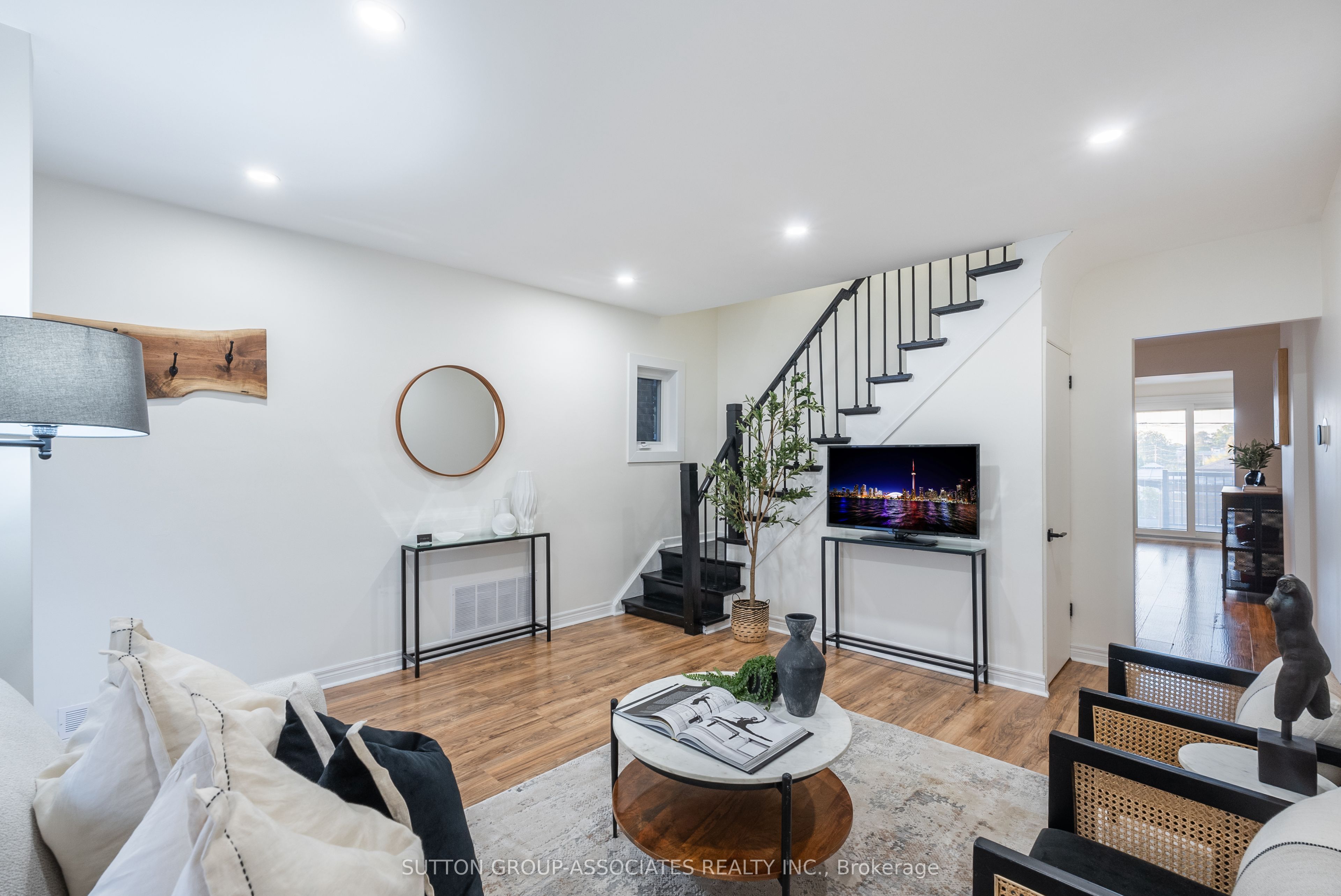 10 Innes Avenue, Toronto, ON M6E 1M8 photo 4