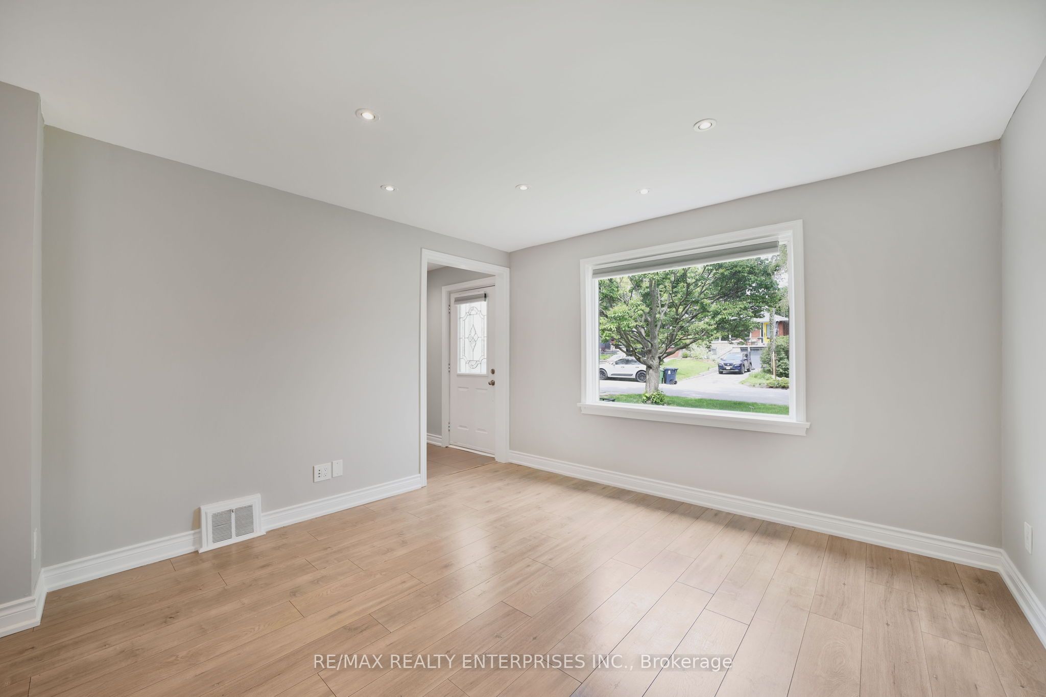 15 Delroy Drive, Toronto, ON M8Y 1M8 photo 5