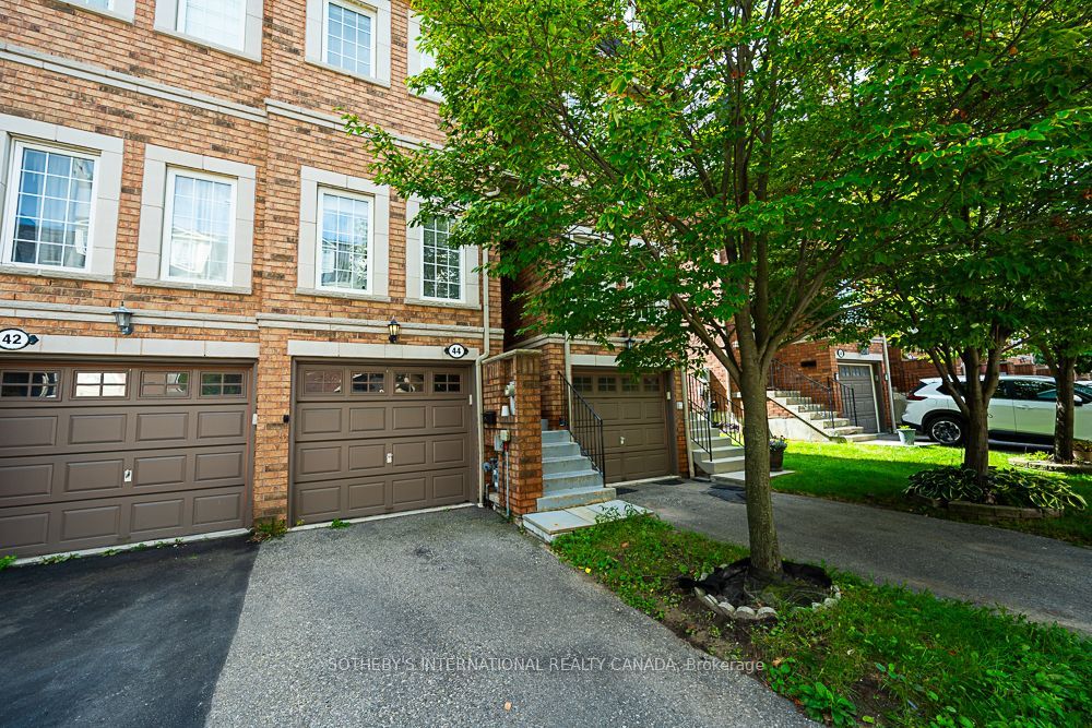 435 Hensall Circle 44, Mississauga, ON L5A 4P1 photo 2