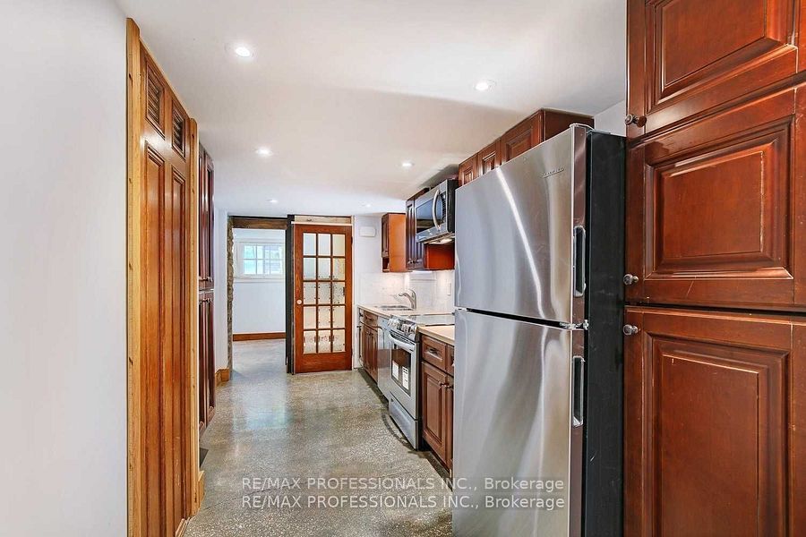 9 Rambert Crescent BSMT, Toronto, ON M6S 1E5 photo 2