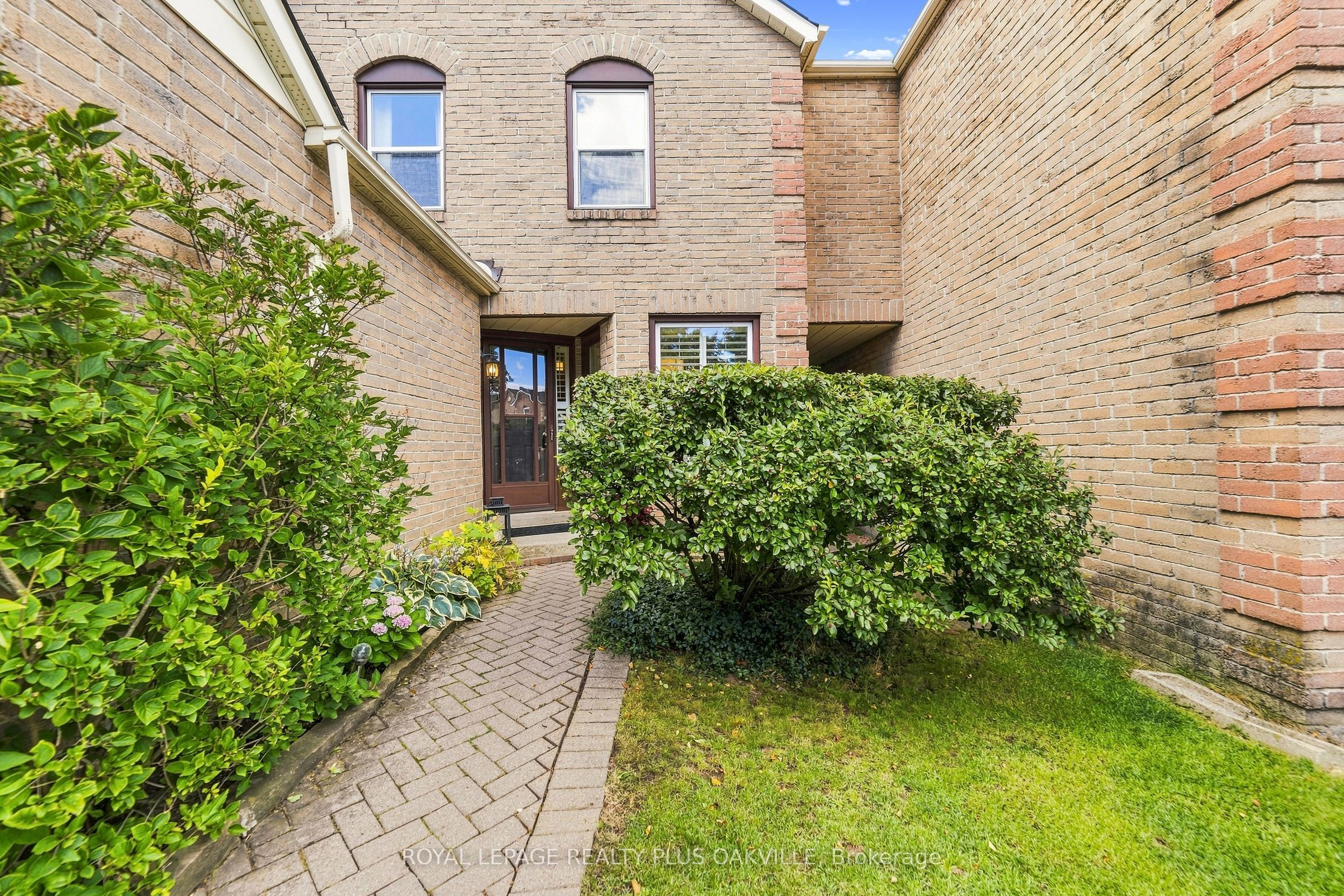 1221 Hedgestone Crescent, Oakville, ON L6M 1X7 photo 3