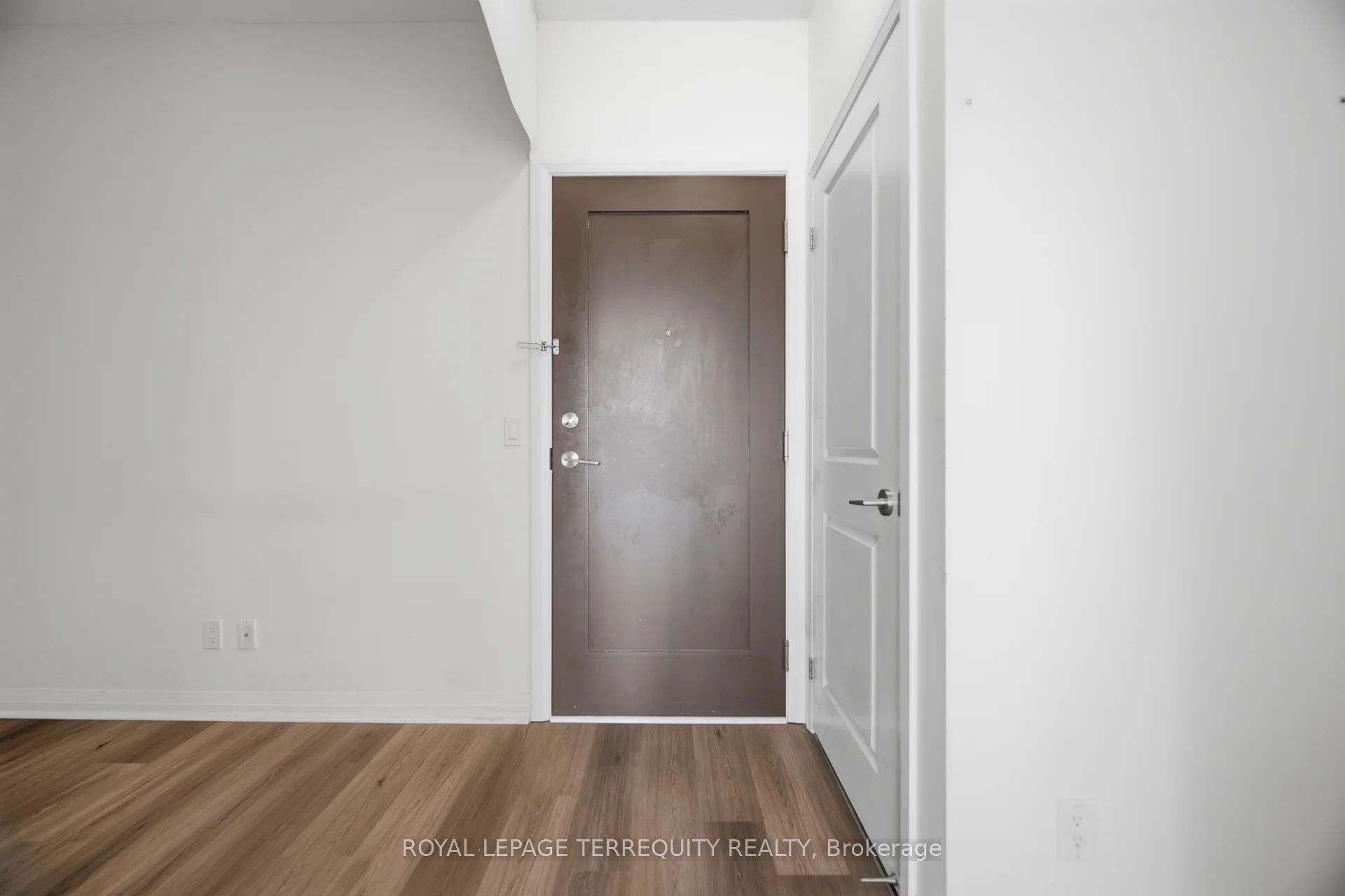 75 Eglinton Avenue W 703, Mississauga, ON L5R 0E5 photo 5