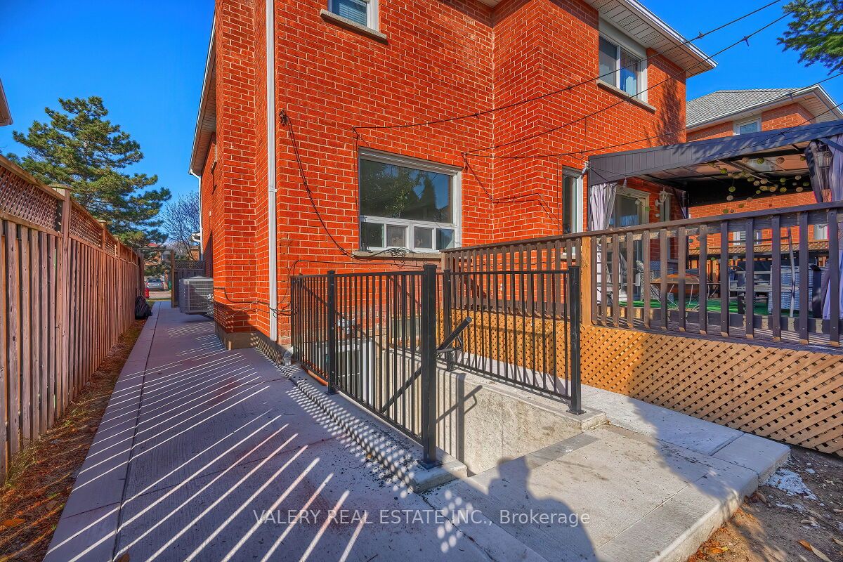 6891 E Hickling Crescent E, Mississauga, ON L5N 5B1 photo 3