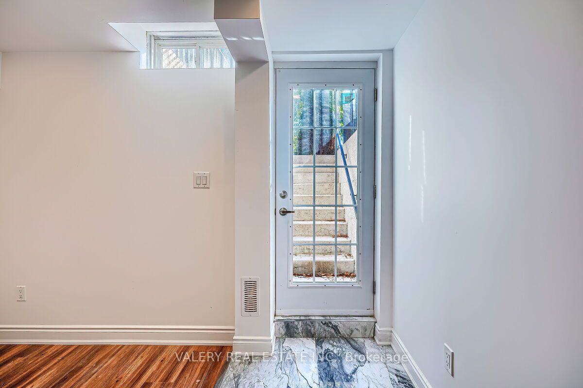 6891 E Hickling Crescent E, Mississauga, ON L5N 5B1 photo 4