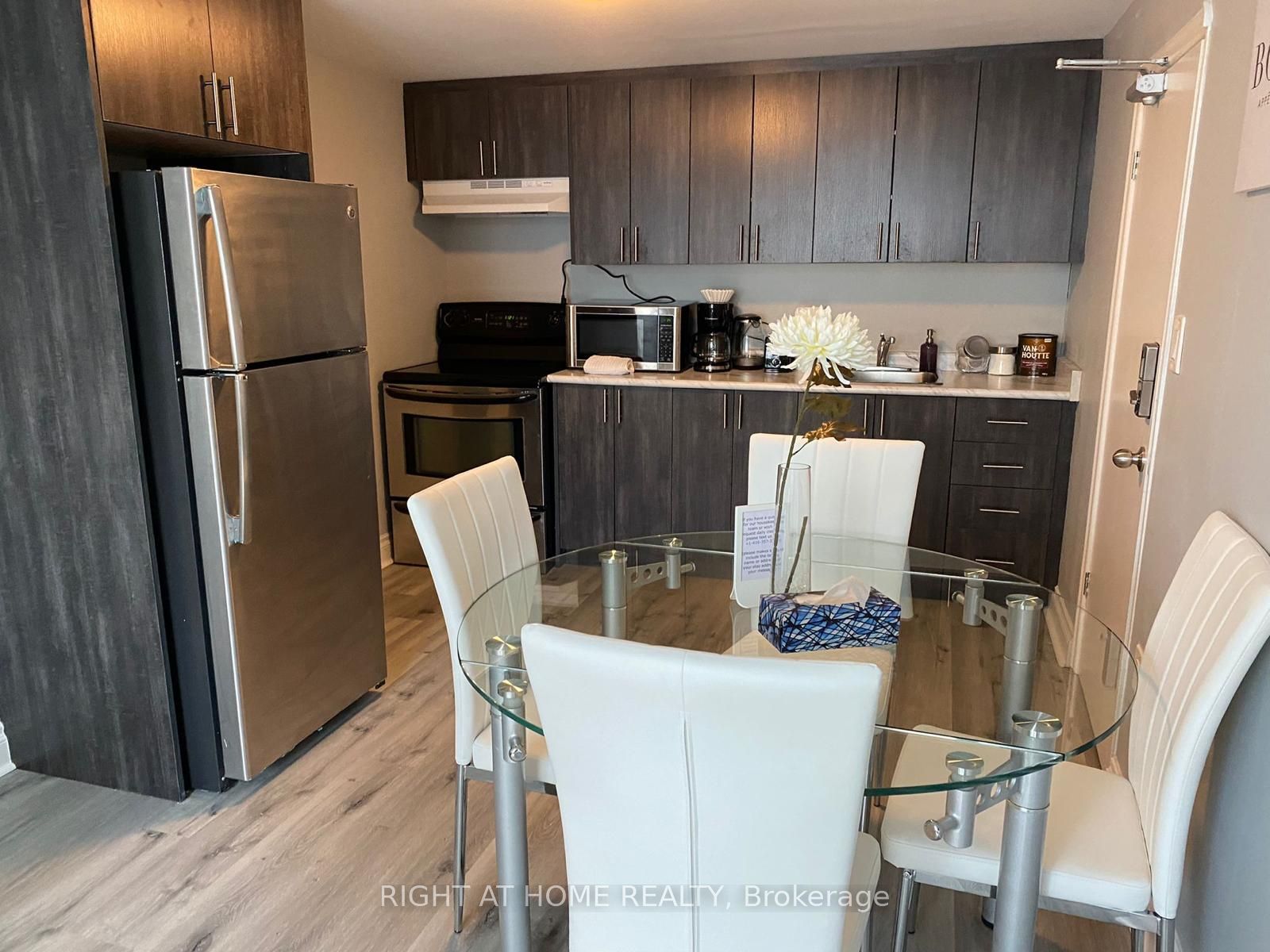 9 Donald Avenue 1, Toronto, ON M6M 1J7 photo 4
