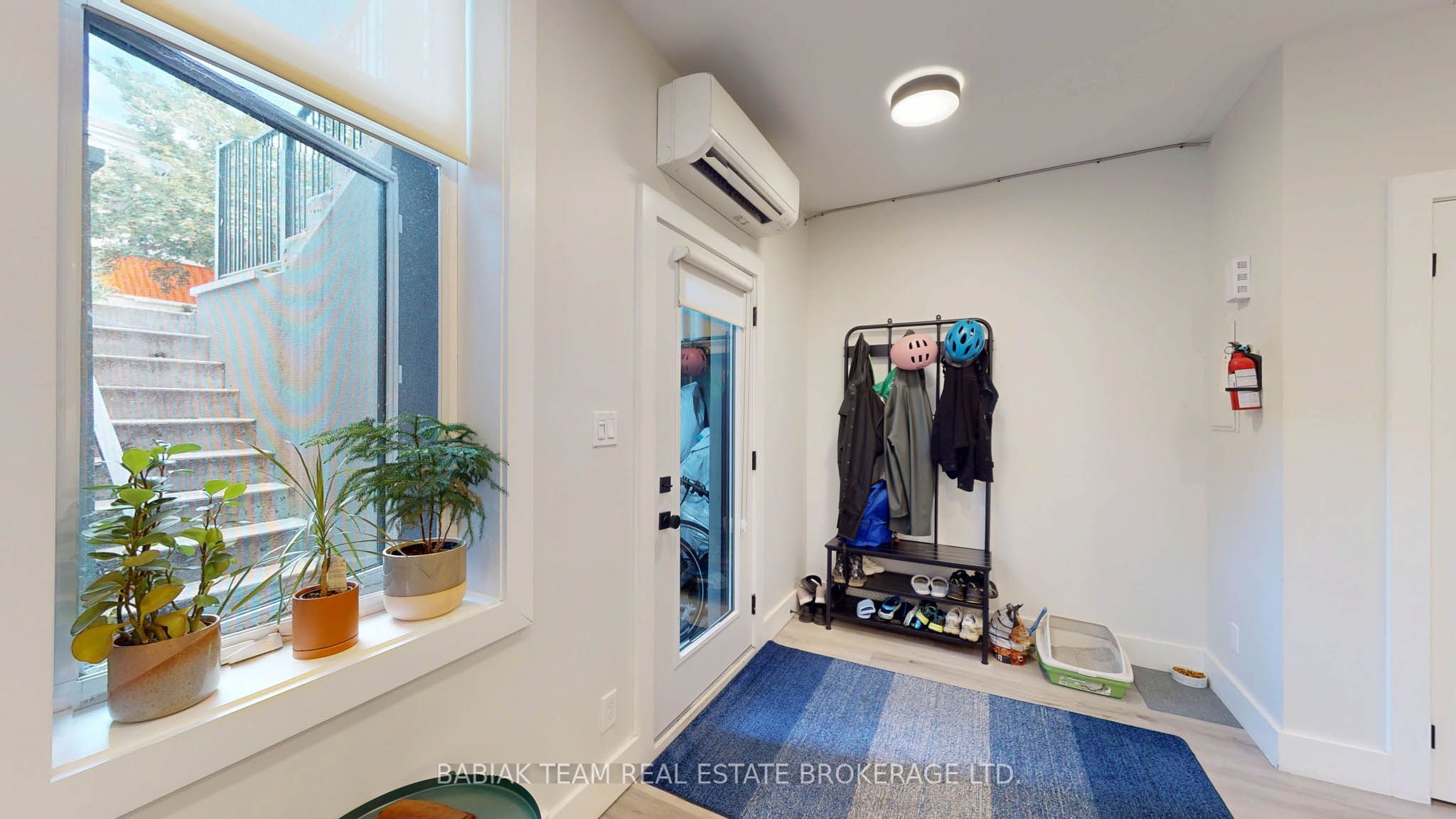 57 Vine Avenue Lower, Toronto, ON M6P 1V6 photo 2