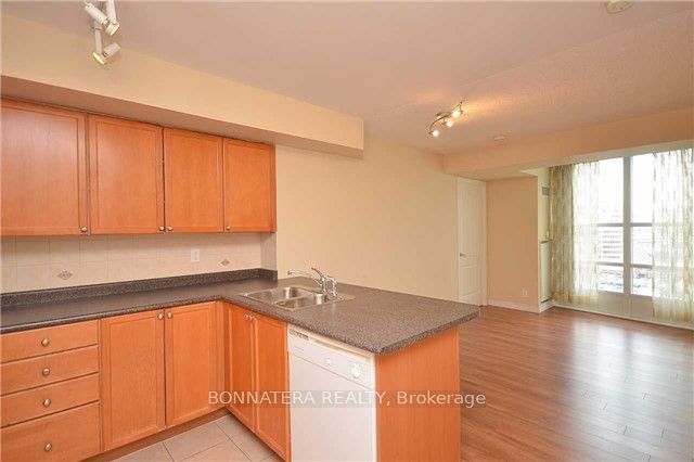 33 Elm Drive 1506, Mississauga, ON L5B 4M2 photo 2