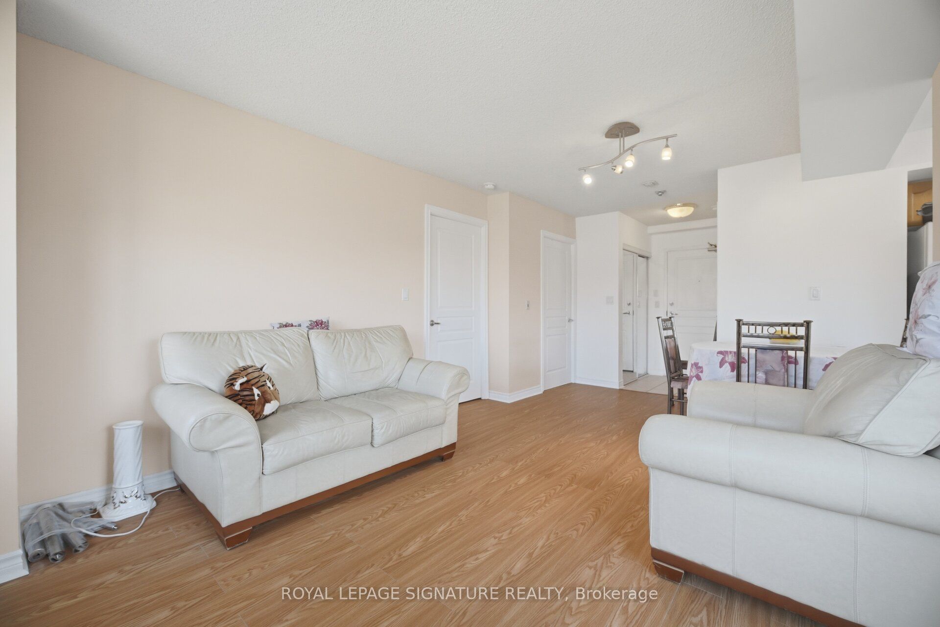300 Ray Lawson Boulevard 313, Brampton, ON L6Y 5H5 photo 2