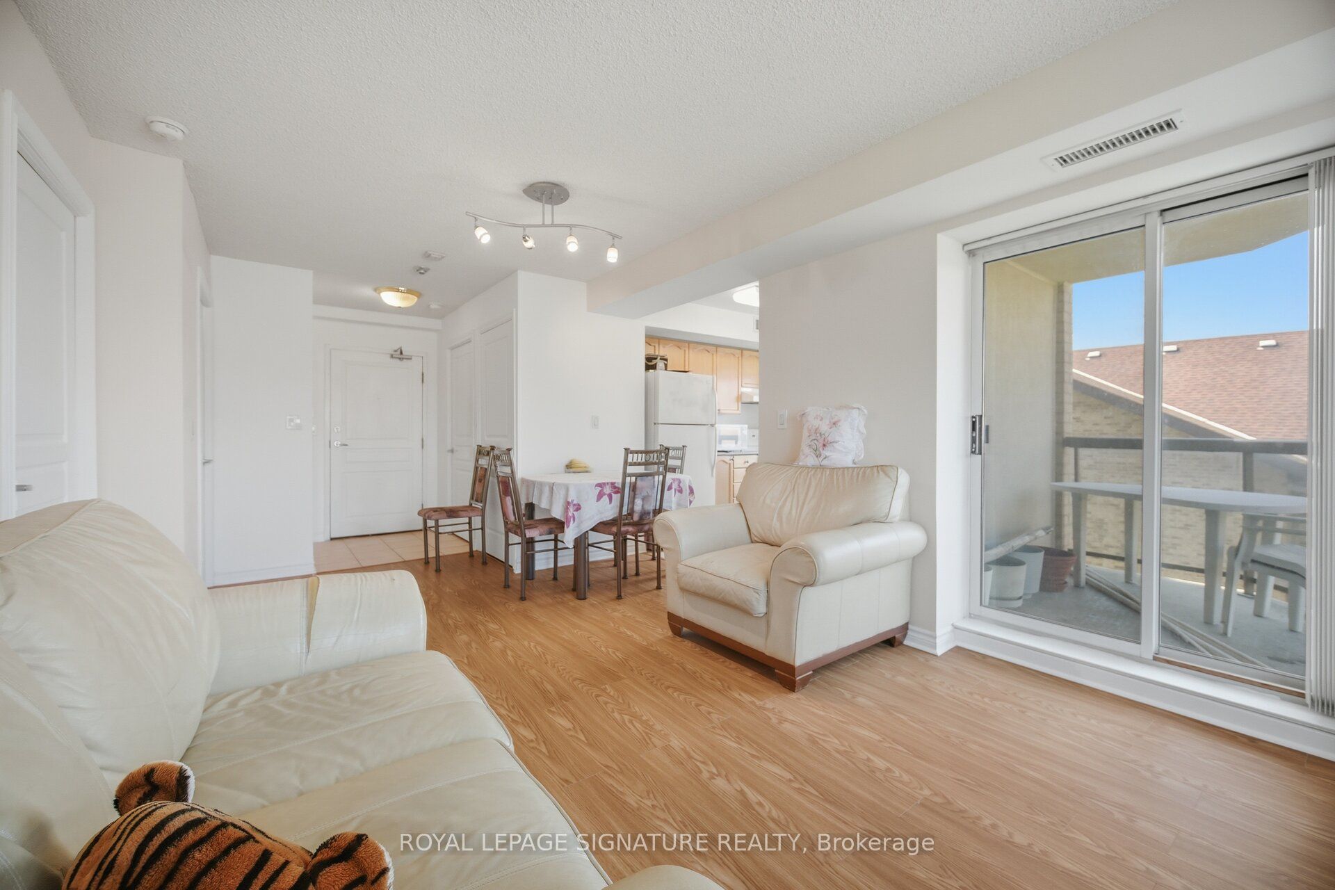 300 Ray Lawson Boulevard 313, Brampton, ON L6Y 5H5 photo 4