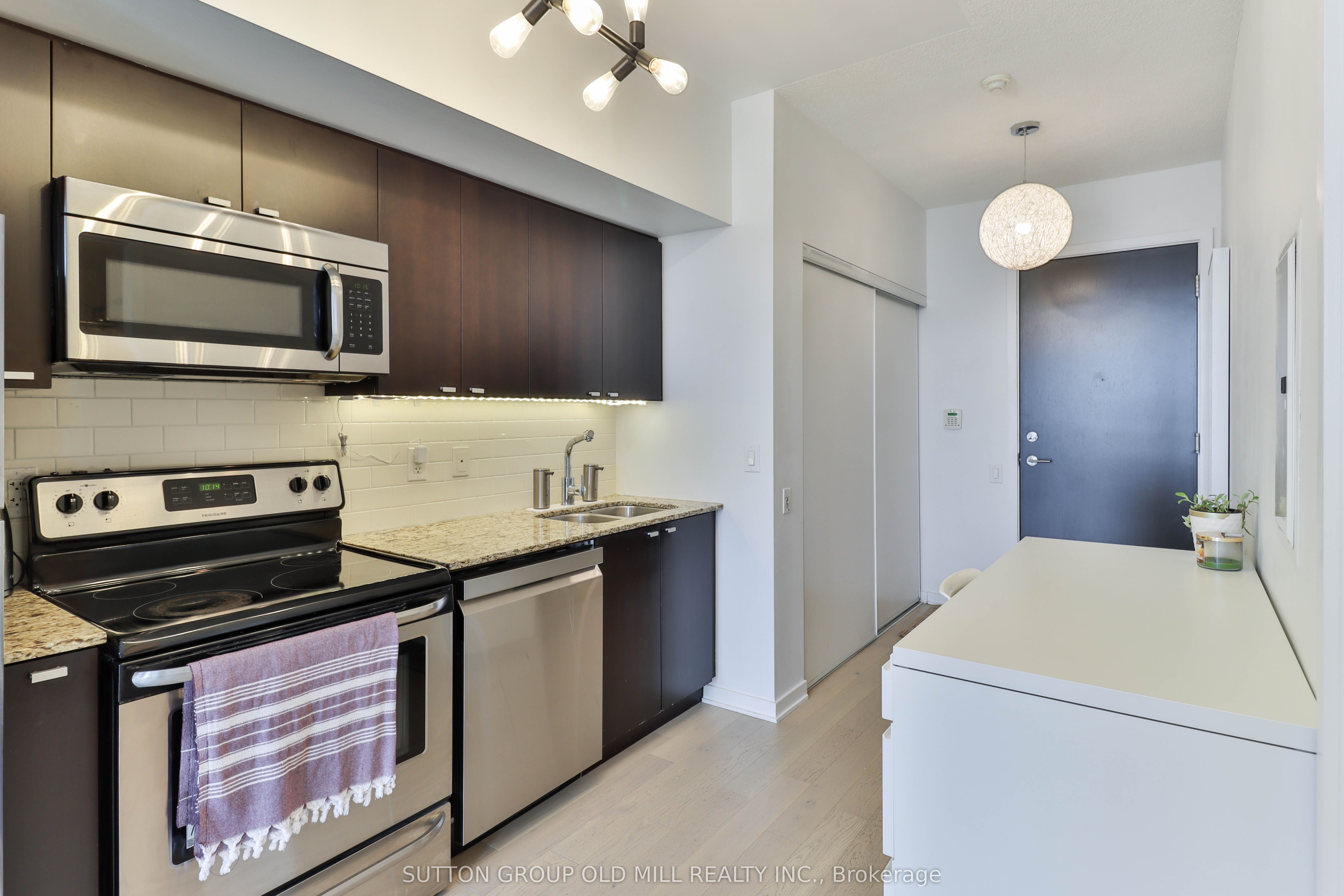 105 The Queensway 2709, Toronto, ON M6S 5B5 photo 2