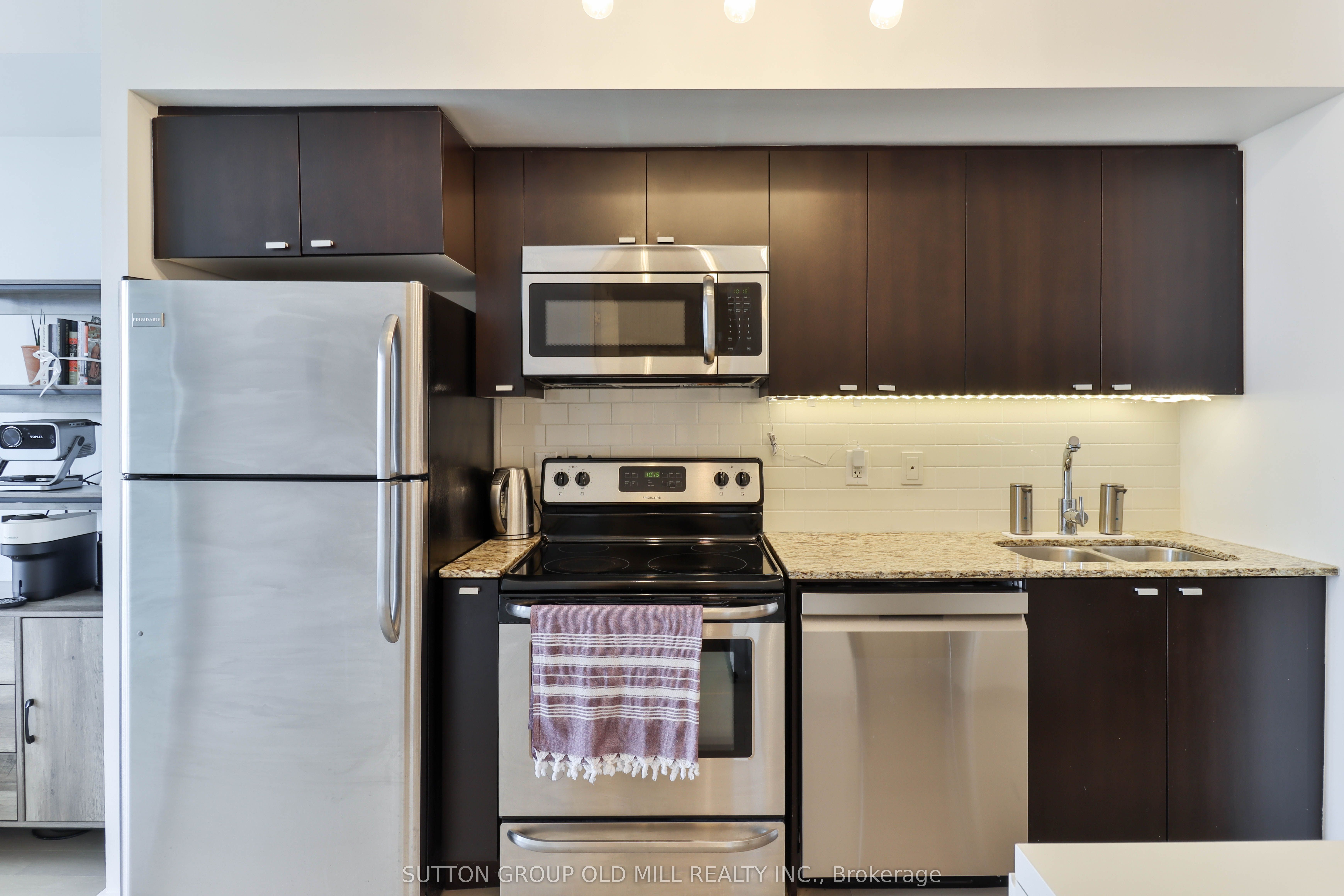 105 The Queensway 2709, Toronto, ON M6S 5B5 photo 3
