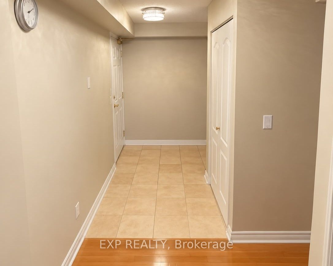 350 Princess Royal Drive 1605, Mississauga, ON L5B 4N1 photo 2