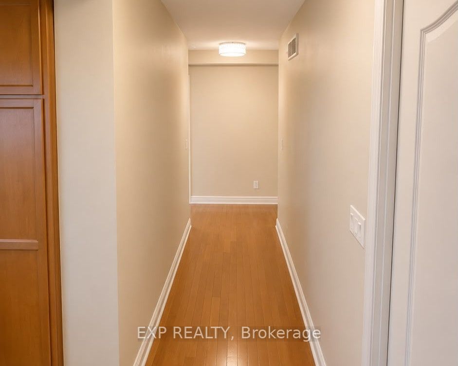 350 Princess Royal Drive 1605, Mississauga, ON L5B 4N1 photo 3
