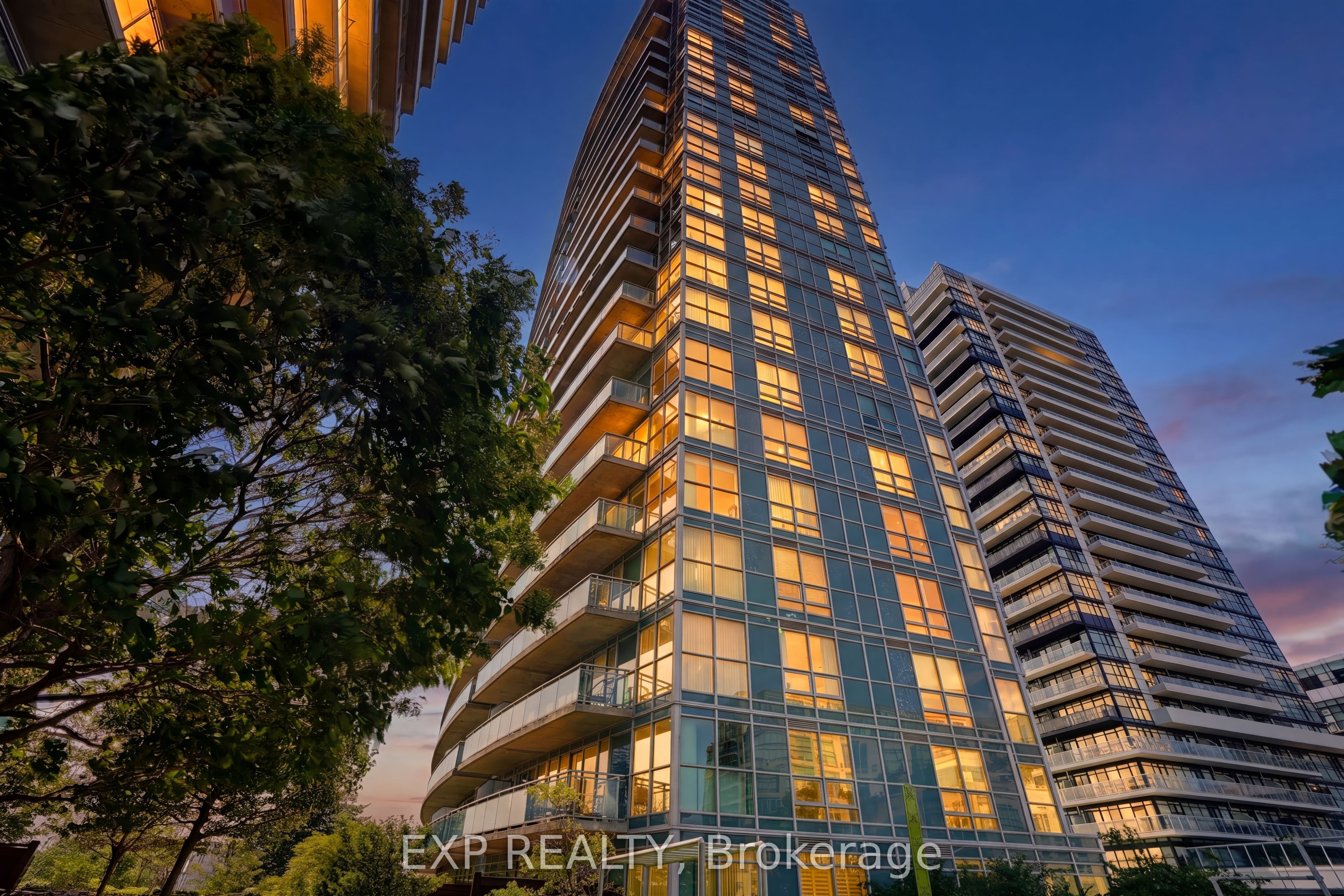 155 Legion Road N 813, Toronto, ON M8Y 0A7