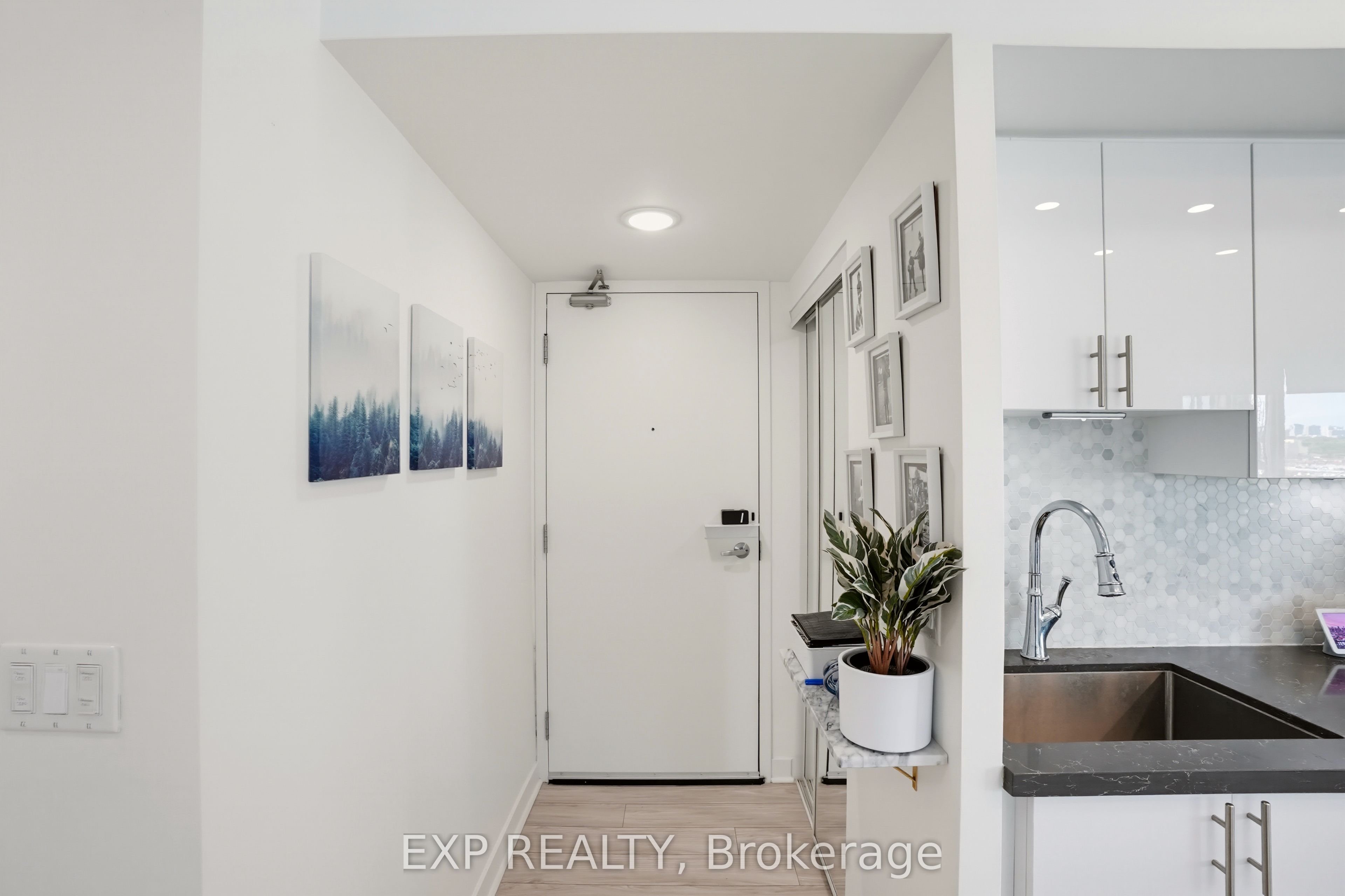 155 Legion Road N 813, Toronto, ON M8Y 0A7 photo 3